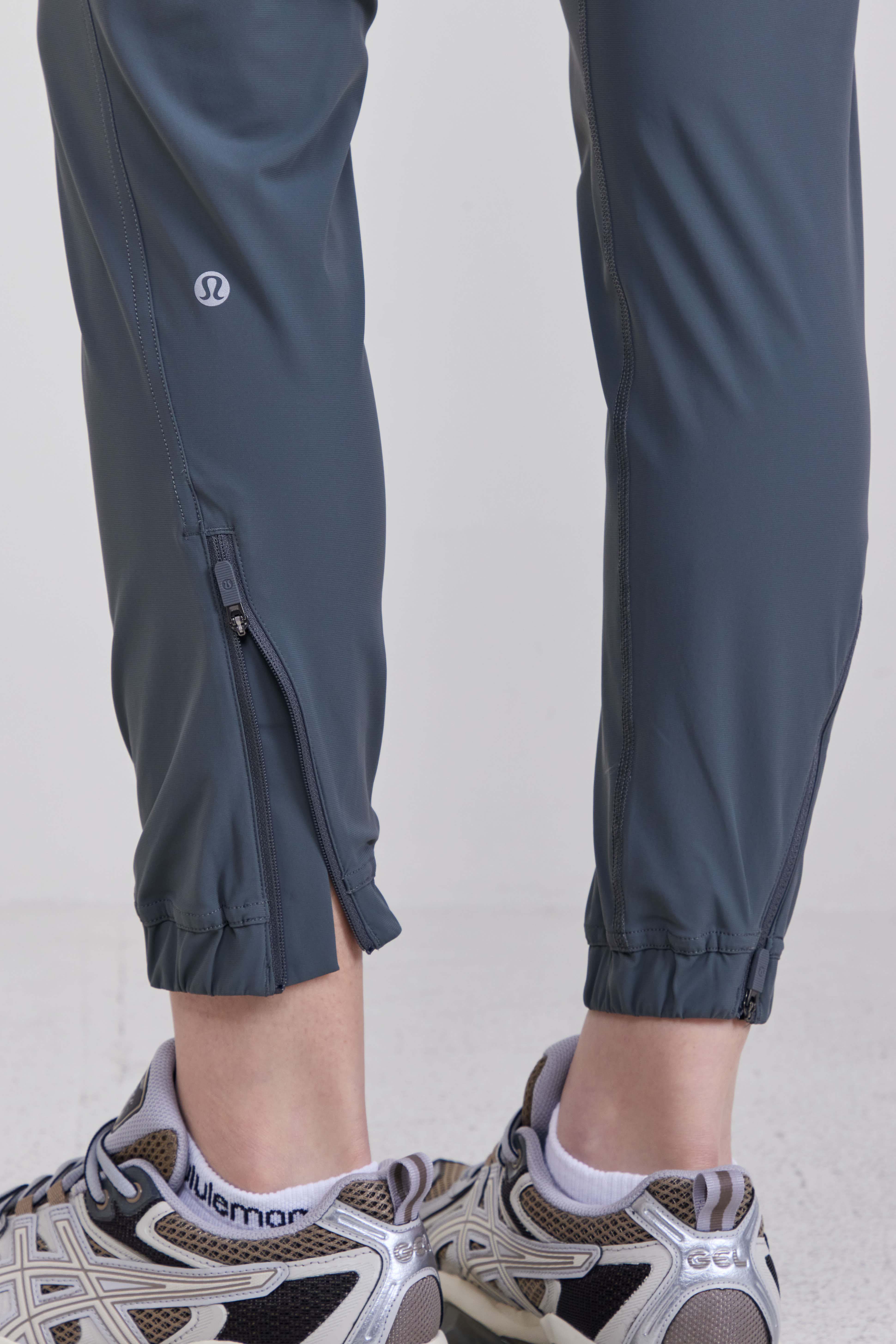 תמונת תקריב דוגמן של Adapted State High-Rise Jogger *REGULAR