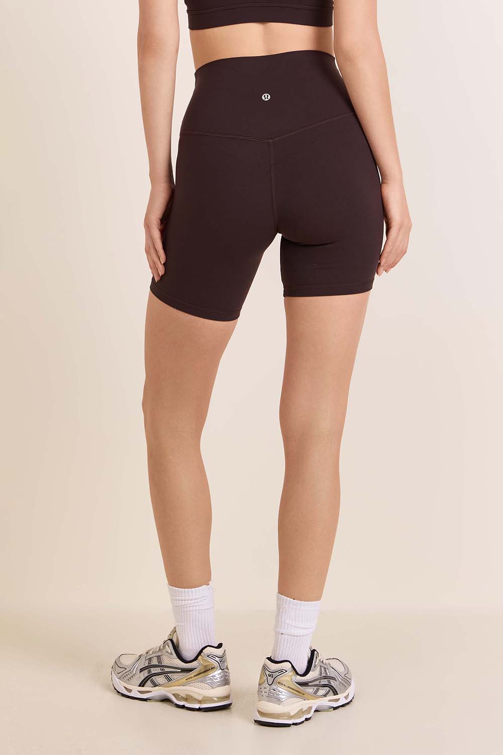תמונת דוגמן אחורית של Align™ High-Rise Short 6''