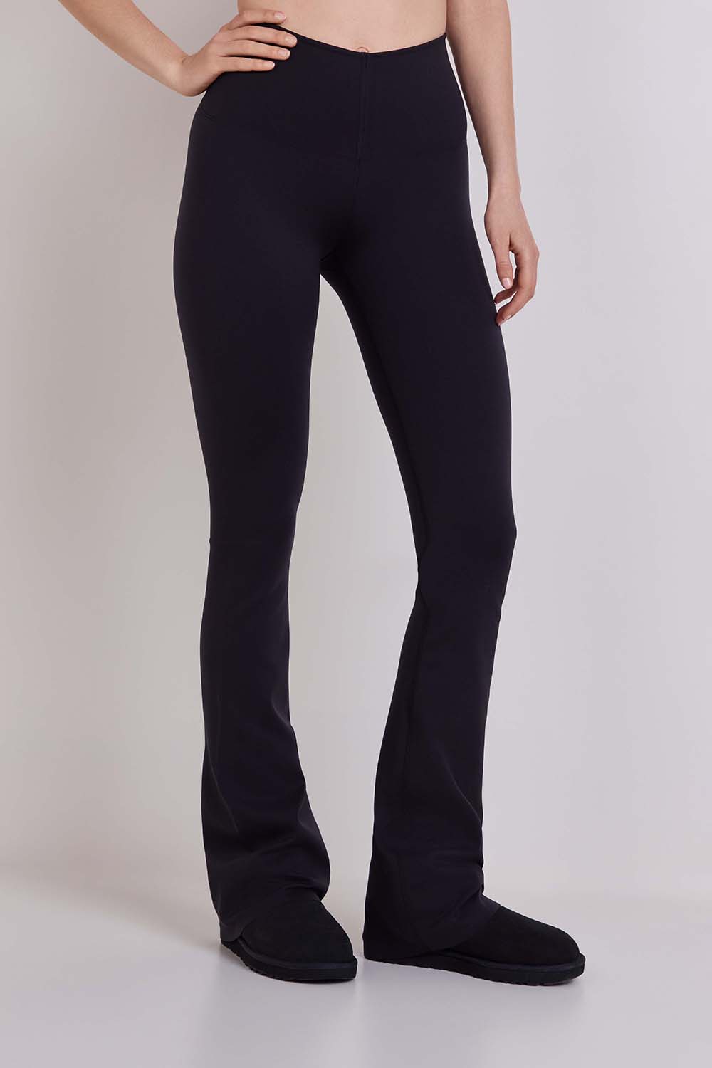 תמונת דוגמן קידמית של GLOW UP V-BACK FLARED PANT