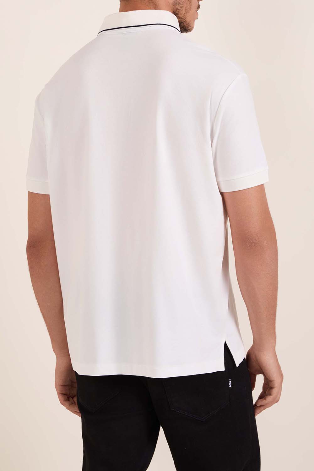 תמונת דוגמן אחורית של חולצת פולו