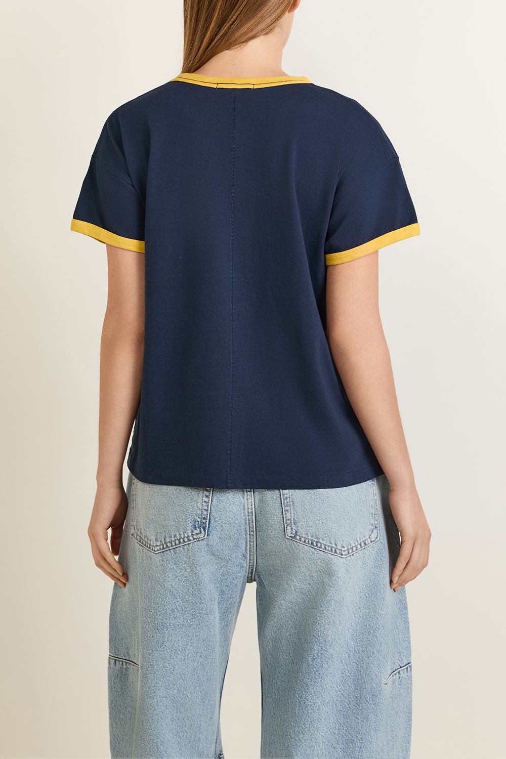 תמונת דוגמן אחורית של חולצת טי