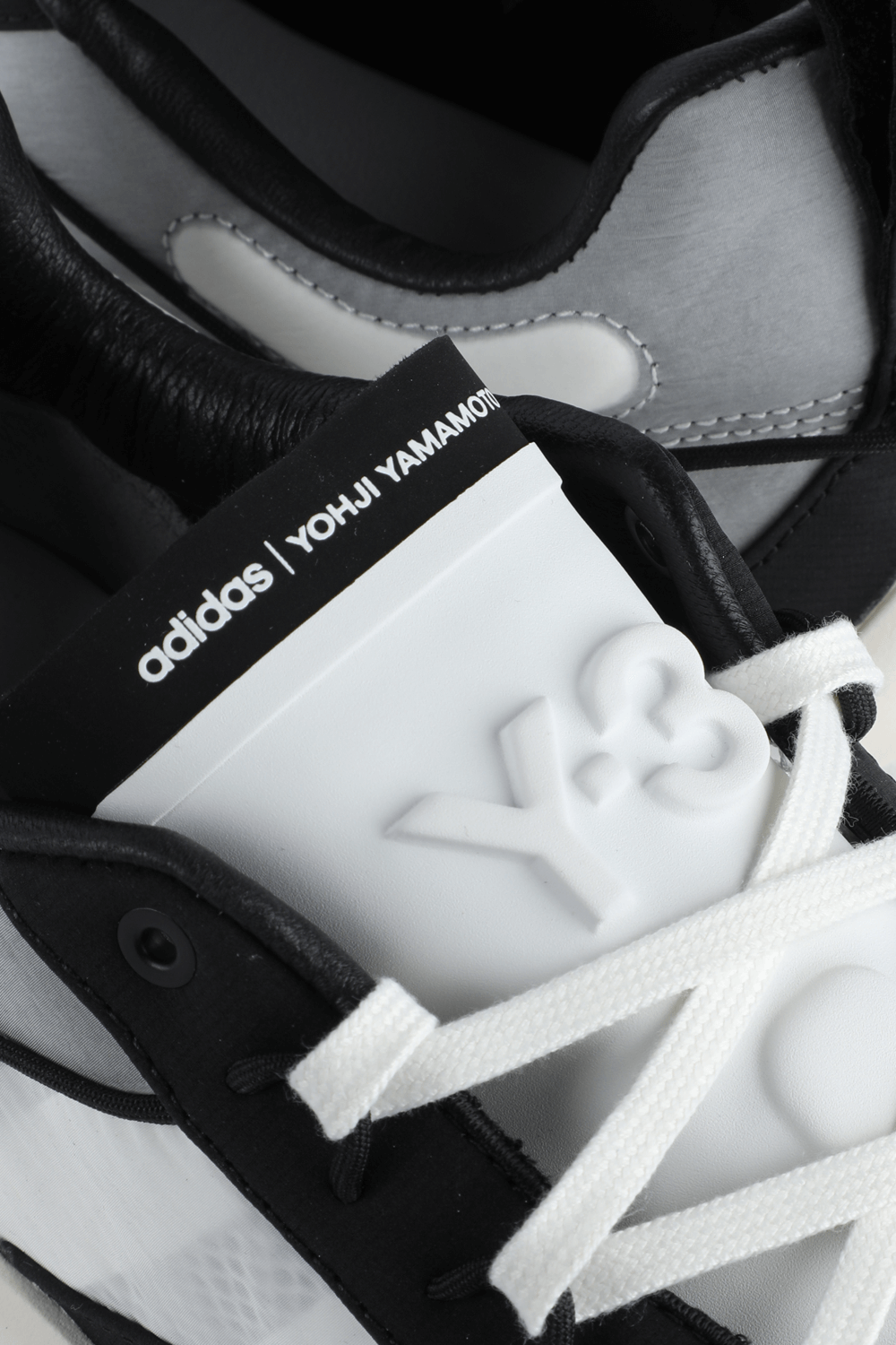 תמונת תקריב של Y-3 Shiku Run in Black and White