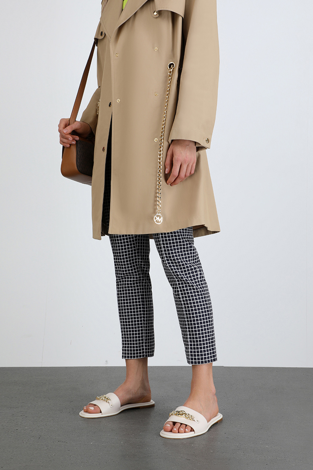 תמונת דוגמן קידמית של Rina Logo Leather Slides in Cream