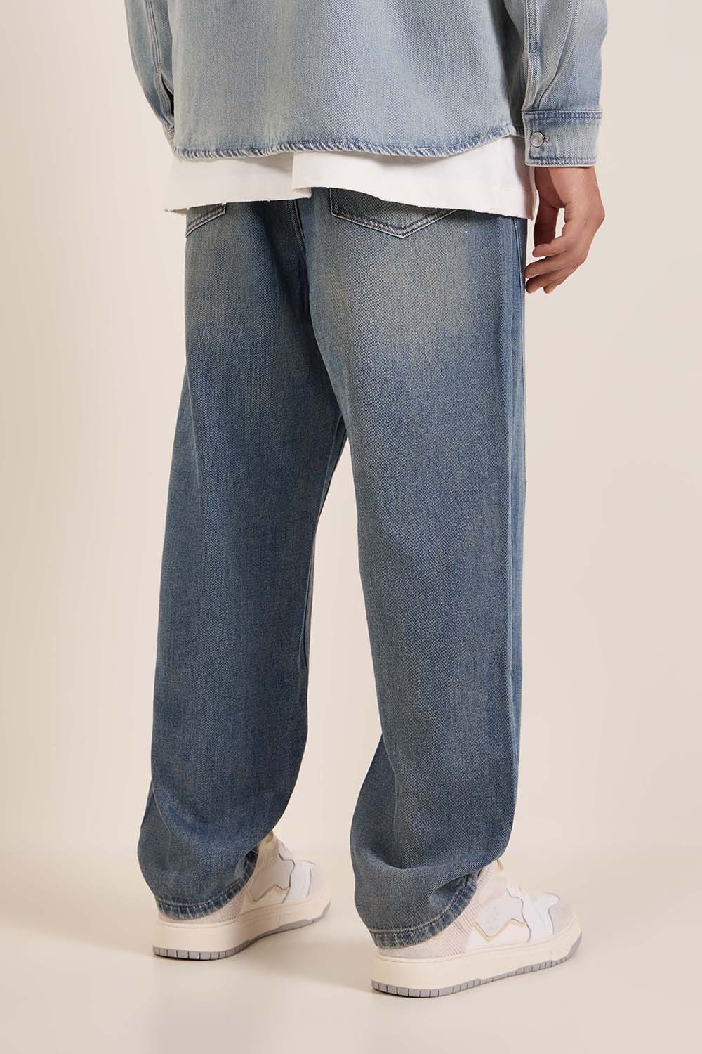 תמונת דוגמן אחורית של מכנסי ג'ינס מתרחבים