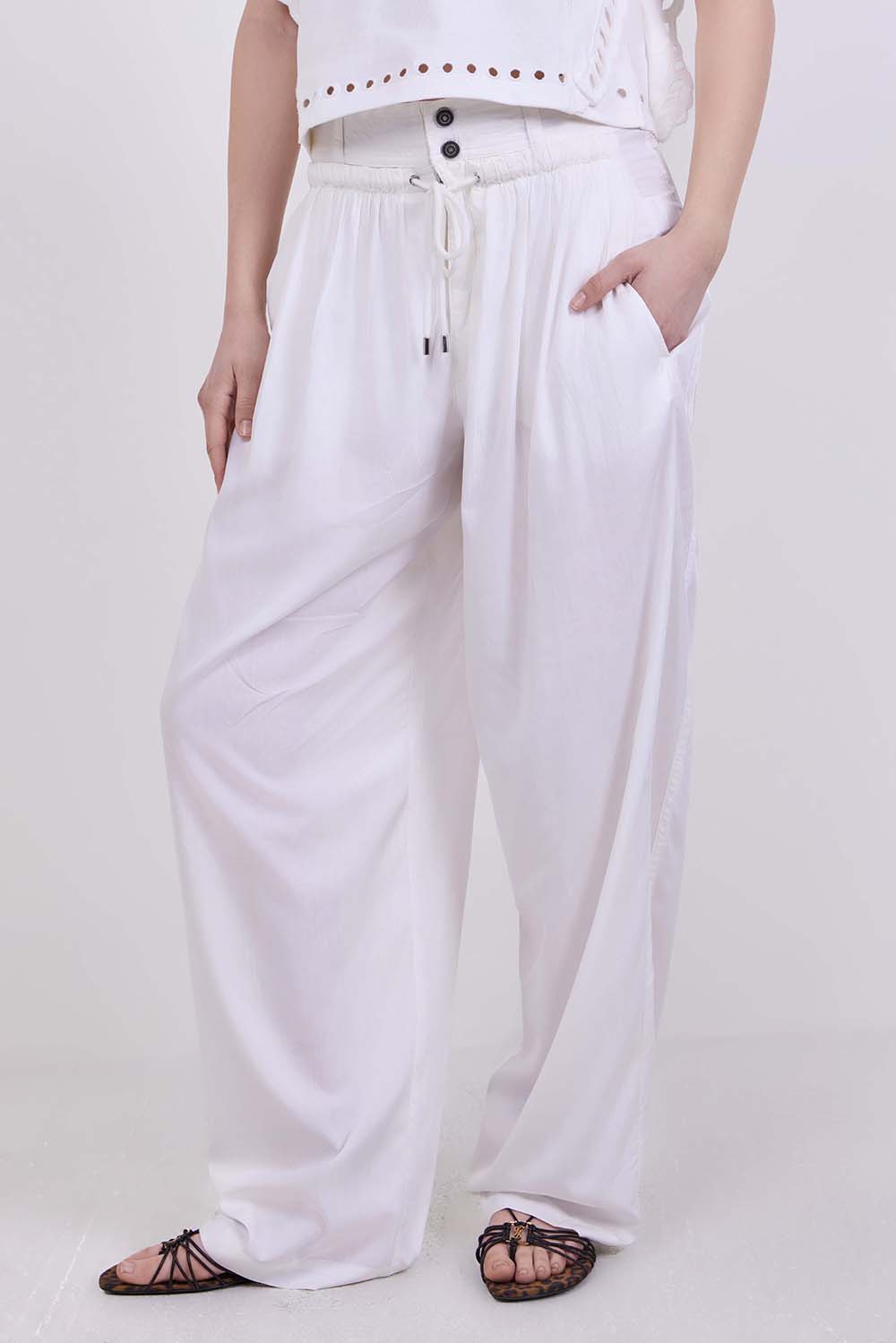 תמונת דוגמן קידמית של מכנסיים ארוכים בגזרה משוחררת