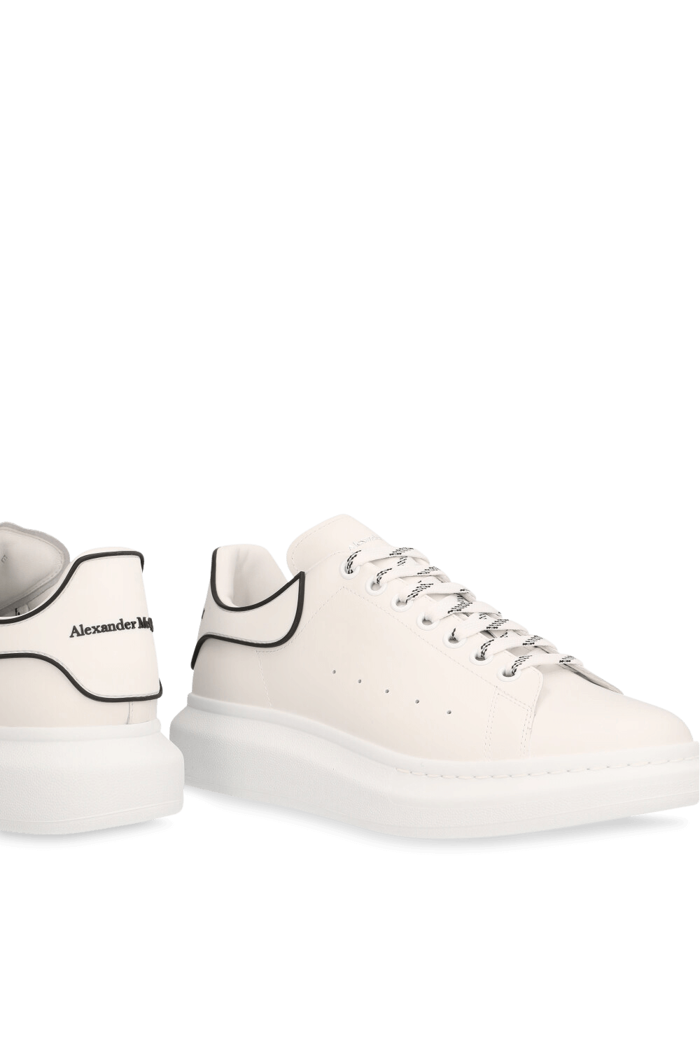 תמונת תקריב של נעלי סניקרס אוברסייז