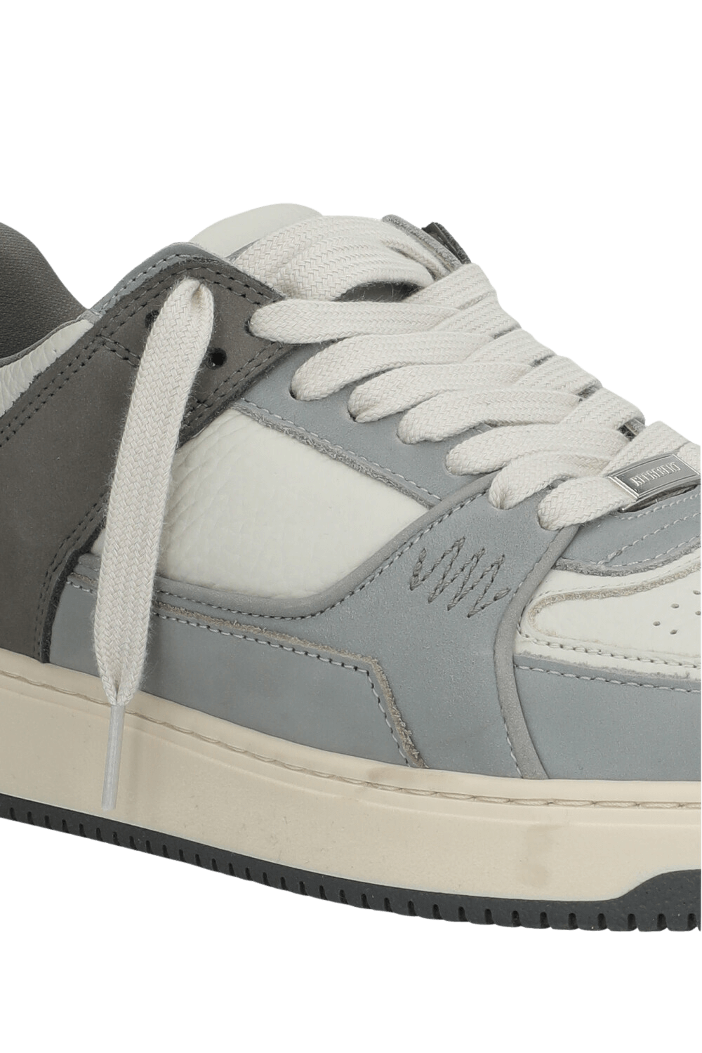 תמונת פנים של נעלי סניקרס אפקס