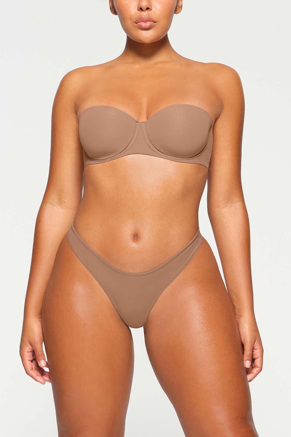 תמונת דוגמן קידמית של STRAPLESS BRA