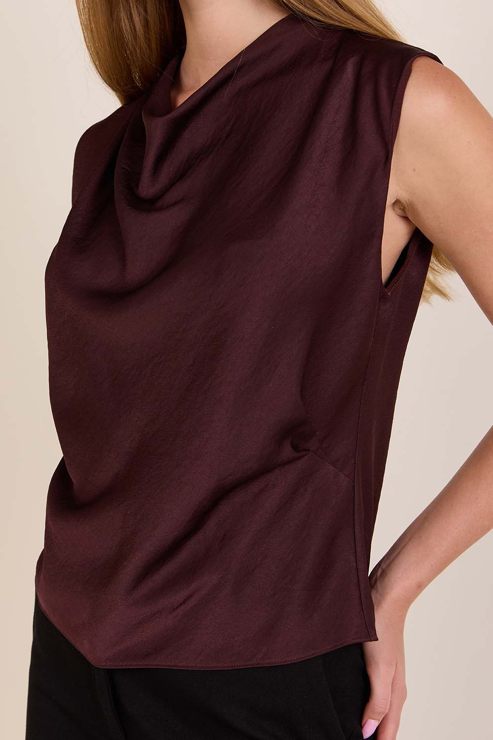 תמונת תקריב דוגמן של גופיית סאטן