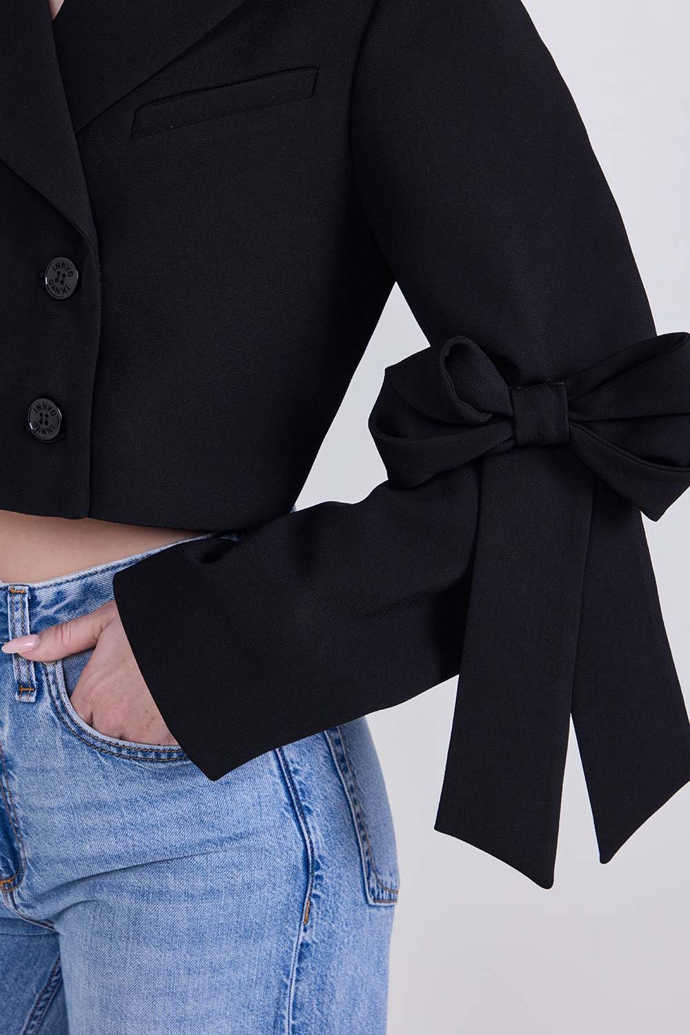 תמונת תקריב דוגמן של ז'קט בלייזר קרופ