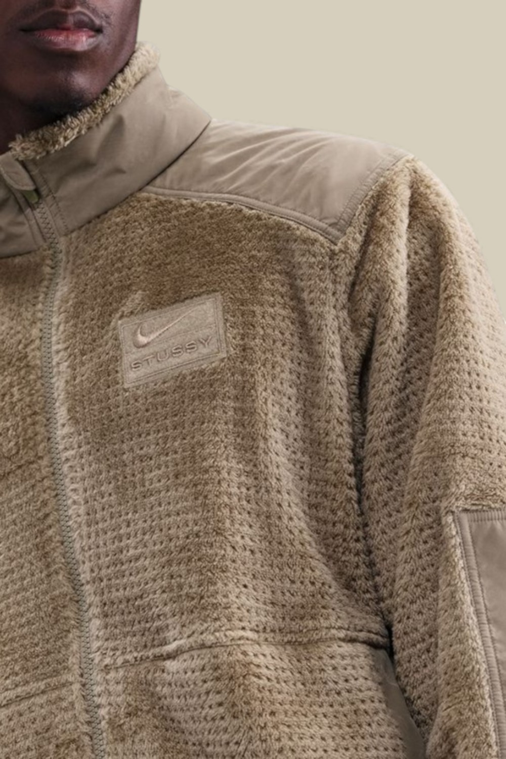 תמונת תקריב דוגמן של ז'קט פליז נייקי X סטוסי