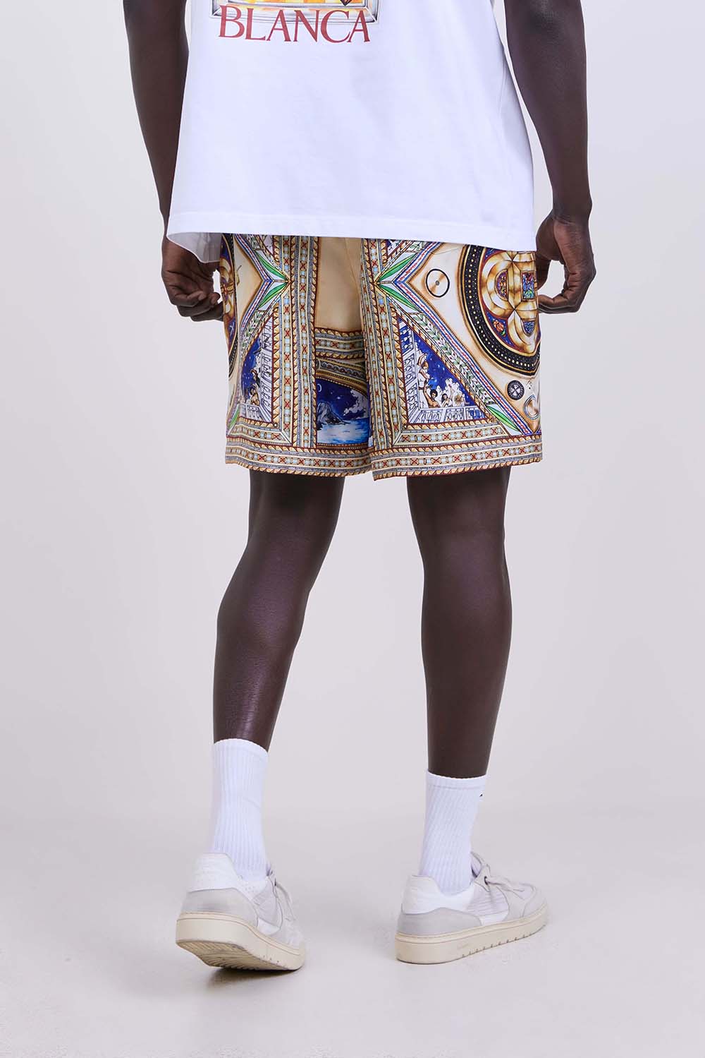 תמונת דוגמן אחורית של מכנסי משי קצרים