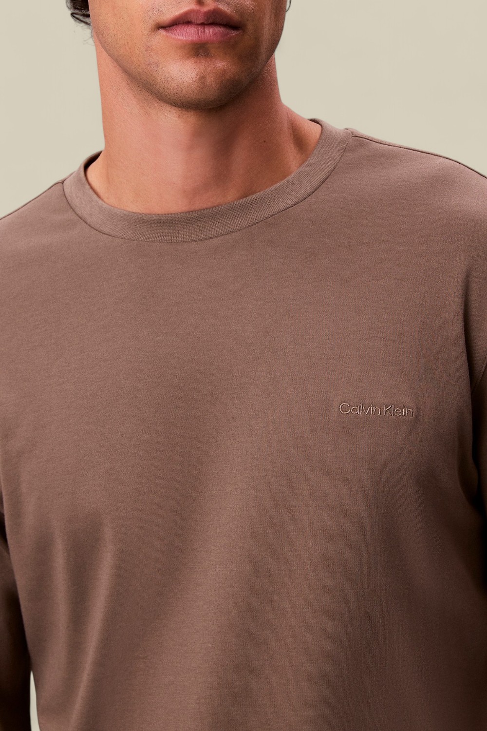 תמונת תקריב דוגמן של חולצת טי שרוול ארוך