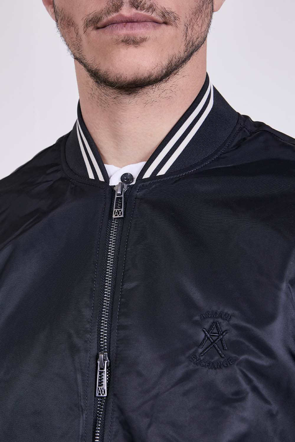 תמונת תקריב דוגמן של ז'קט בומבר