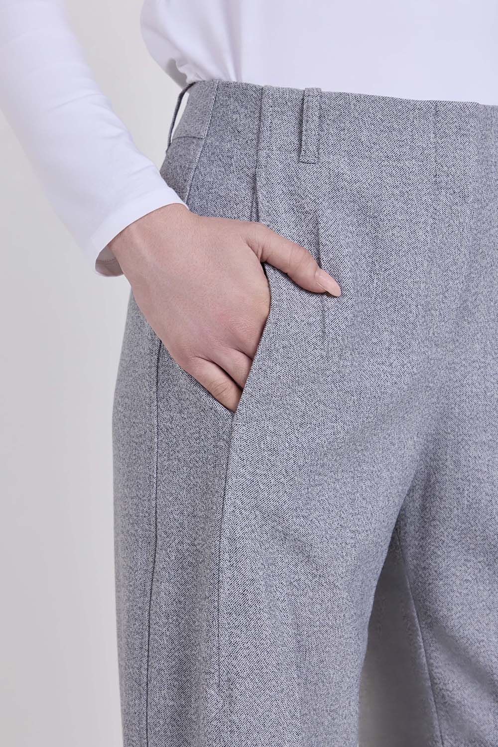 תמונת תקריב דוגמן של מכנסיים מחויטים בגזרה ישרה