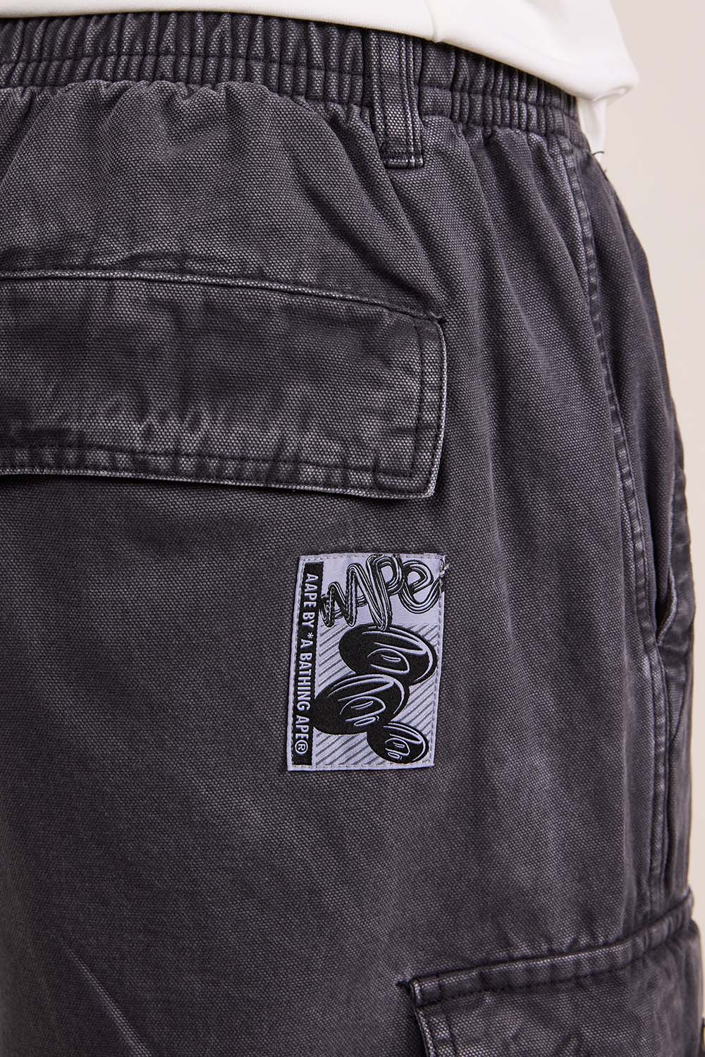 תמונת תקריב דוגמן של מכנסי קרגו