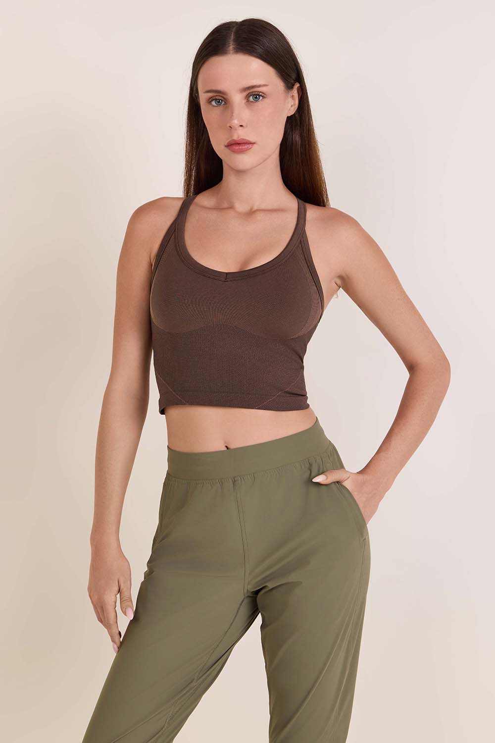 תמונת דוגמן קידמית של Get Low Crossback Training Tank