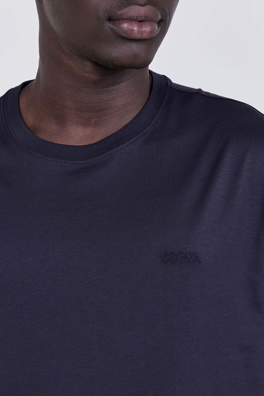 תמונת תקריב דוגמן של חולצת טי