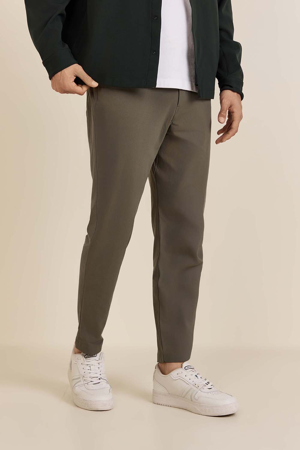 תמונת דוגמן קידמית של ABC Slim-Fit 5 Pocket Pant 32L Warpstreme