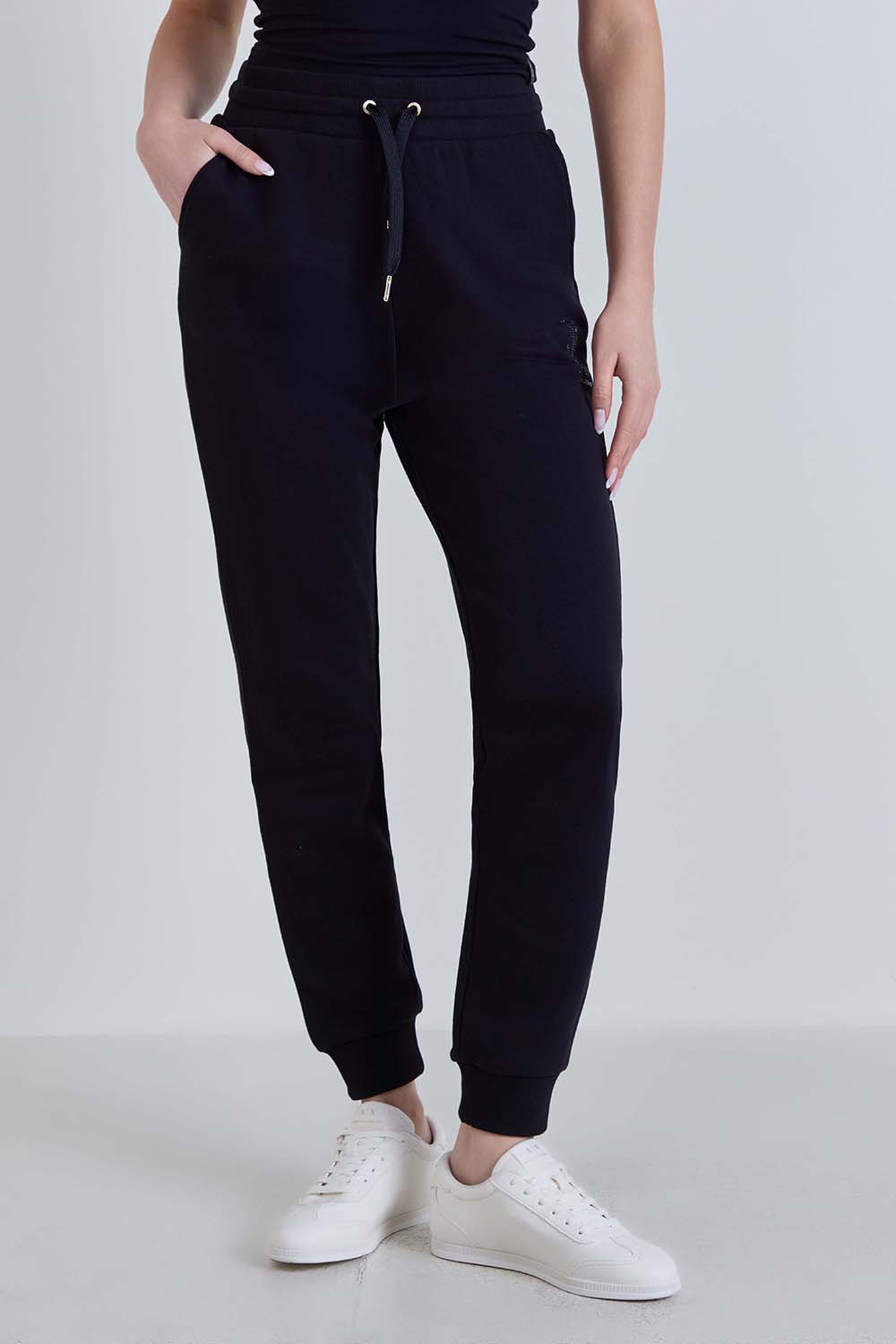 תמונת דוגמן קידמית של מכנסי ג'וגר