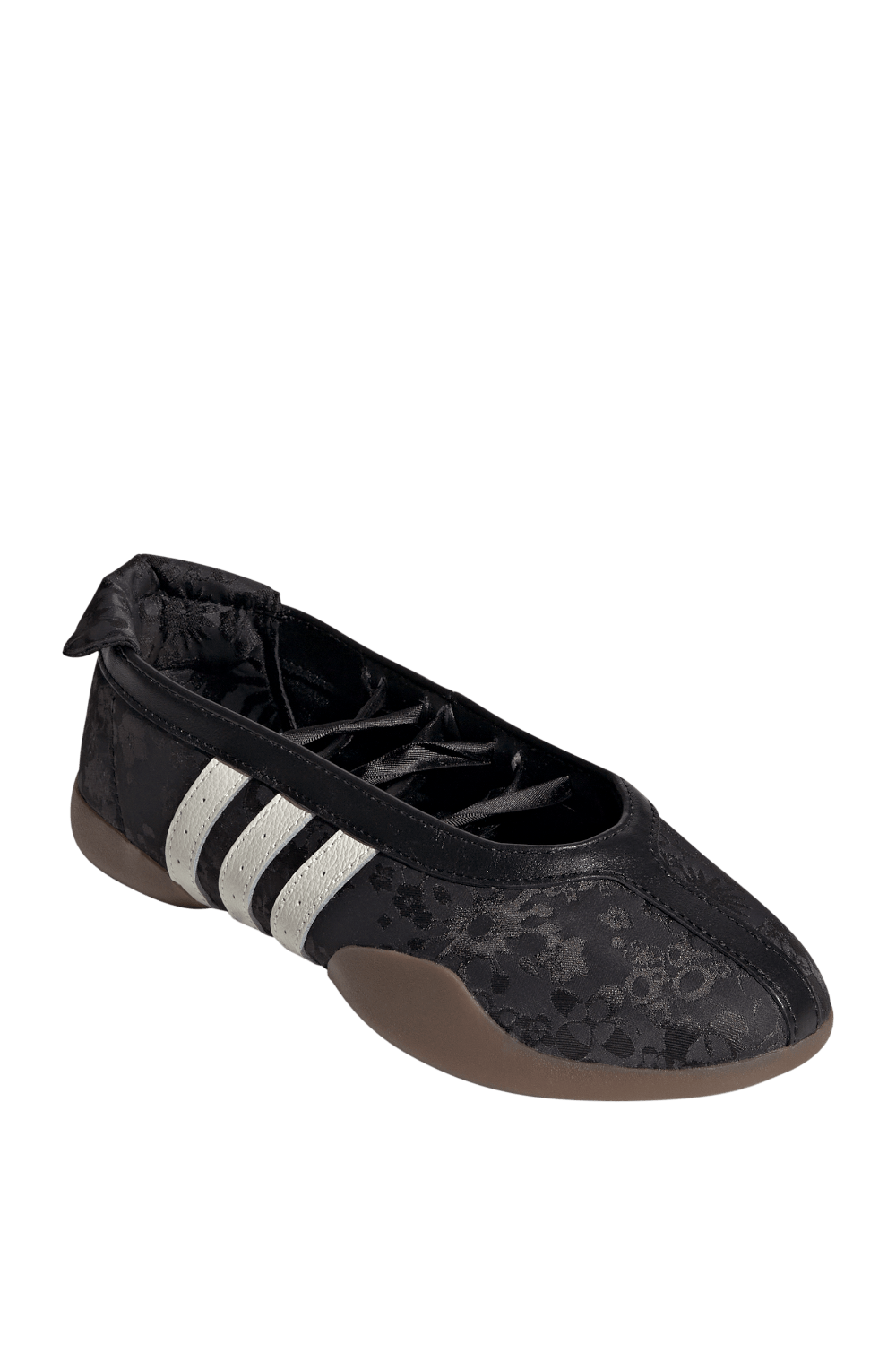 תמונת תקריב של נעלי סניקרס