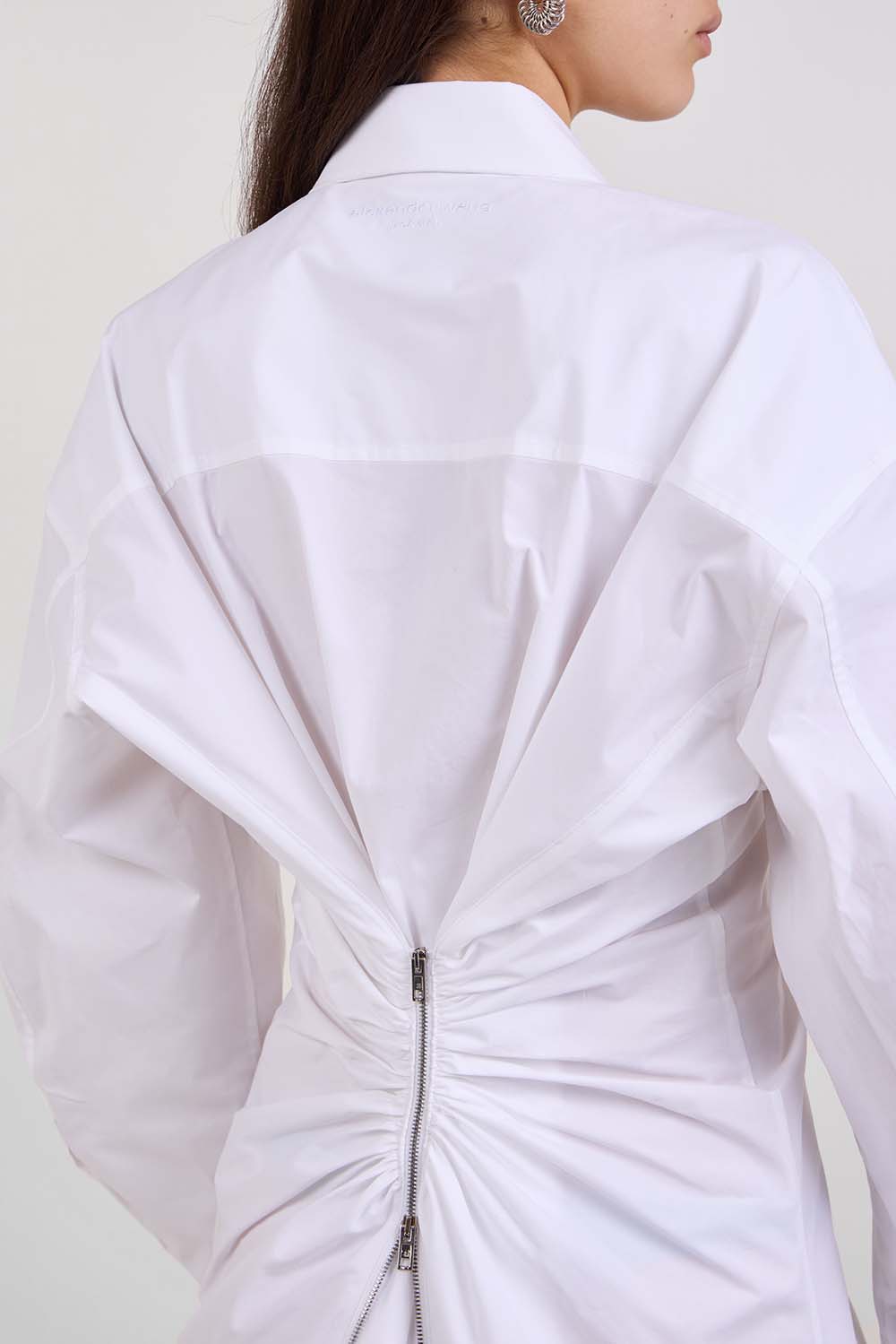 תמונת תקריב דוגמן של שמלת חולצה מכופתרת