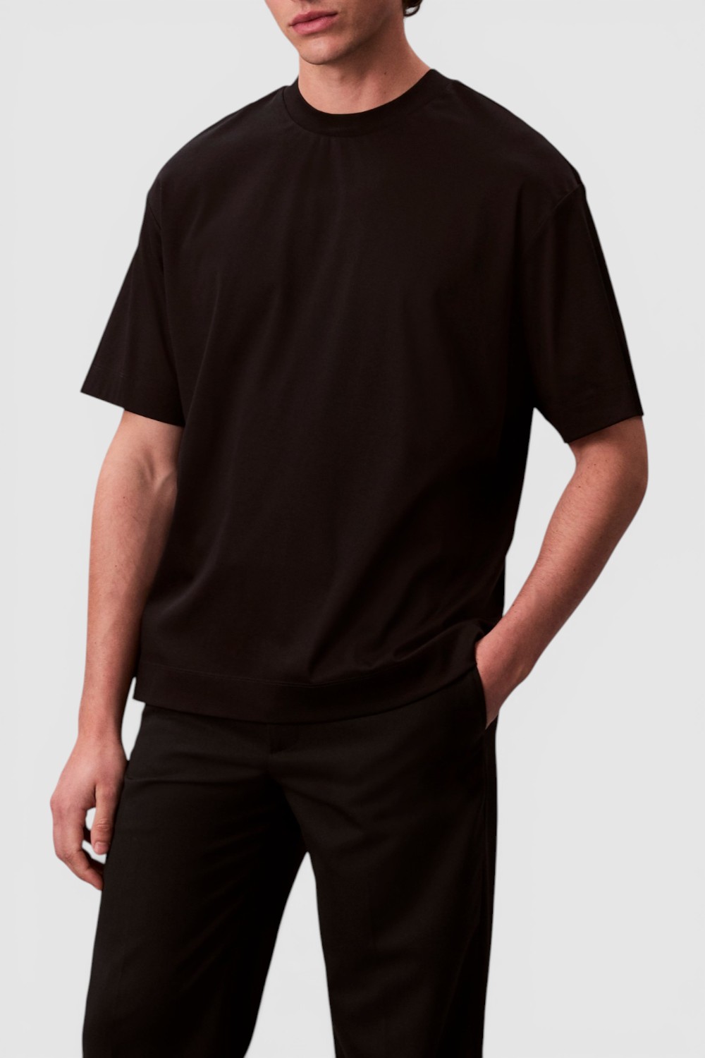 תמונת דוגמן קידמית של חולצת טי בגזרה משוחררת