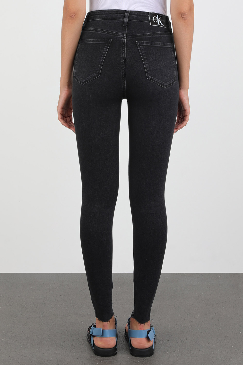 תמונת דוגמן אחורית של High Rise Super Skinny Ankle Jeans in Black Wash
