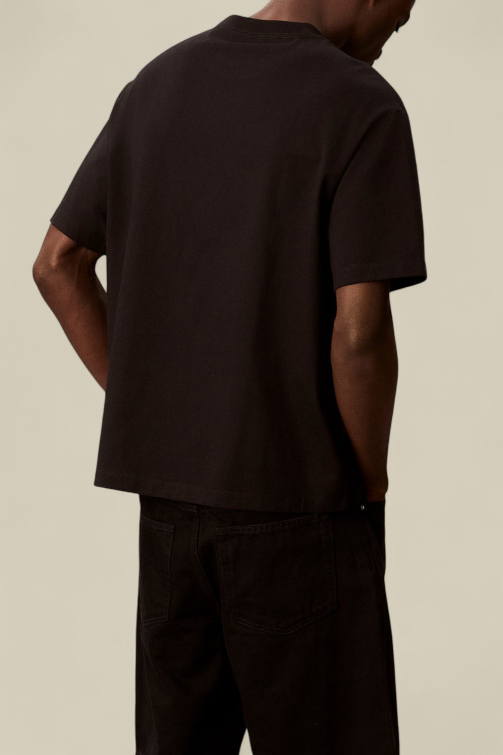 תמונת דוגמן אחורית של חולצת טי