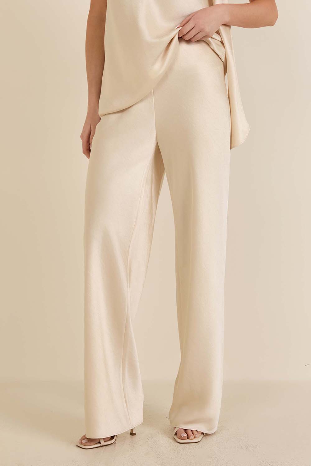 תמונת דוגמן קידמית של מכנסי סאטן בגזרה גבוהה