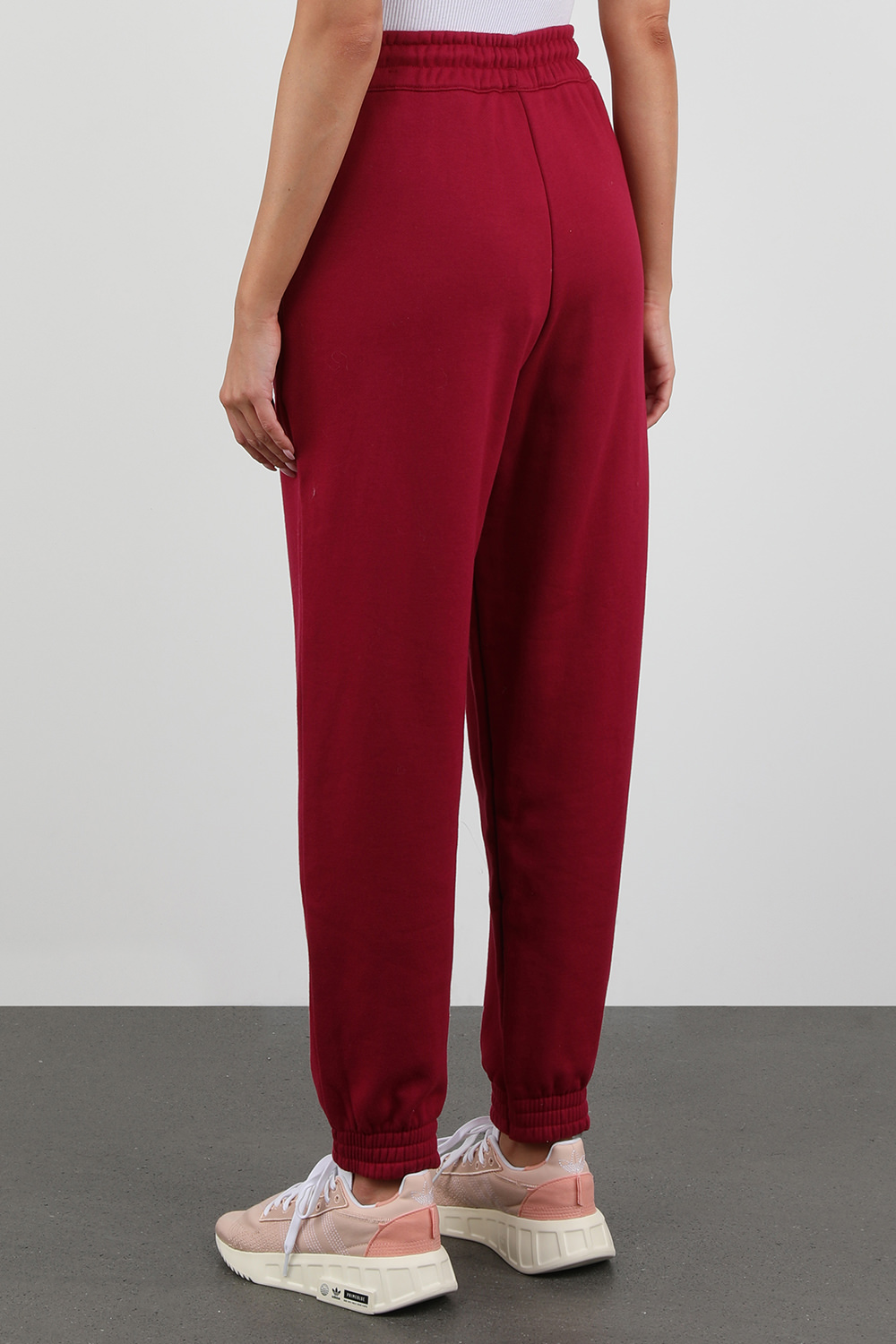 תמונת דוגמן אחורית של אדידס X דיסני מכנסי טרנינג פוקסיה עם במבי רקום