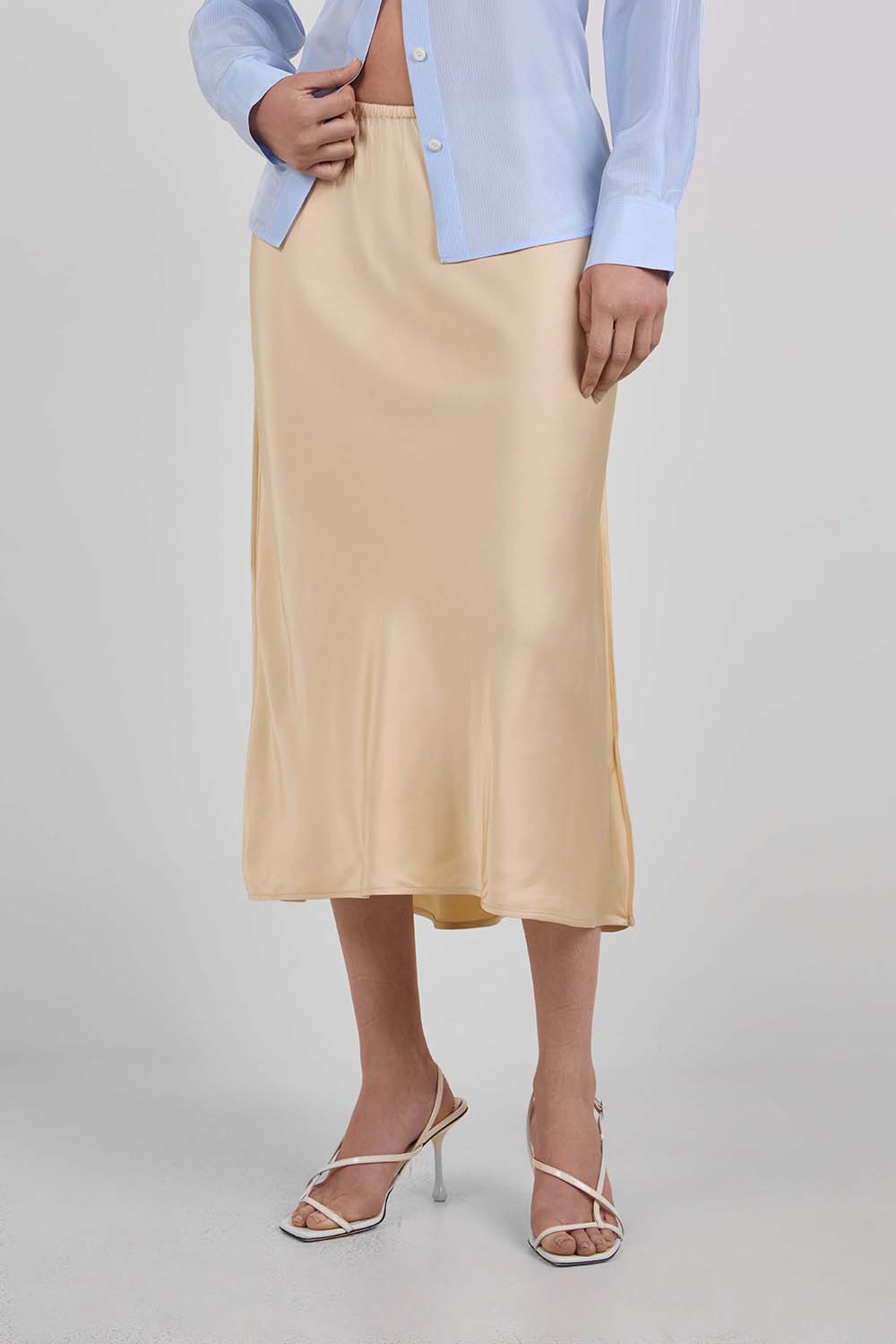 תמונת דוגמן קידמית של חצאית מידי סאטן