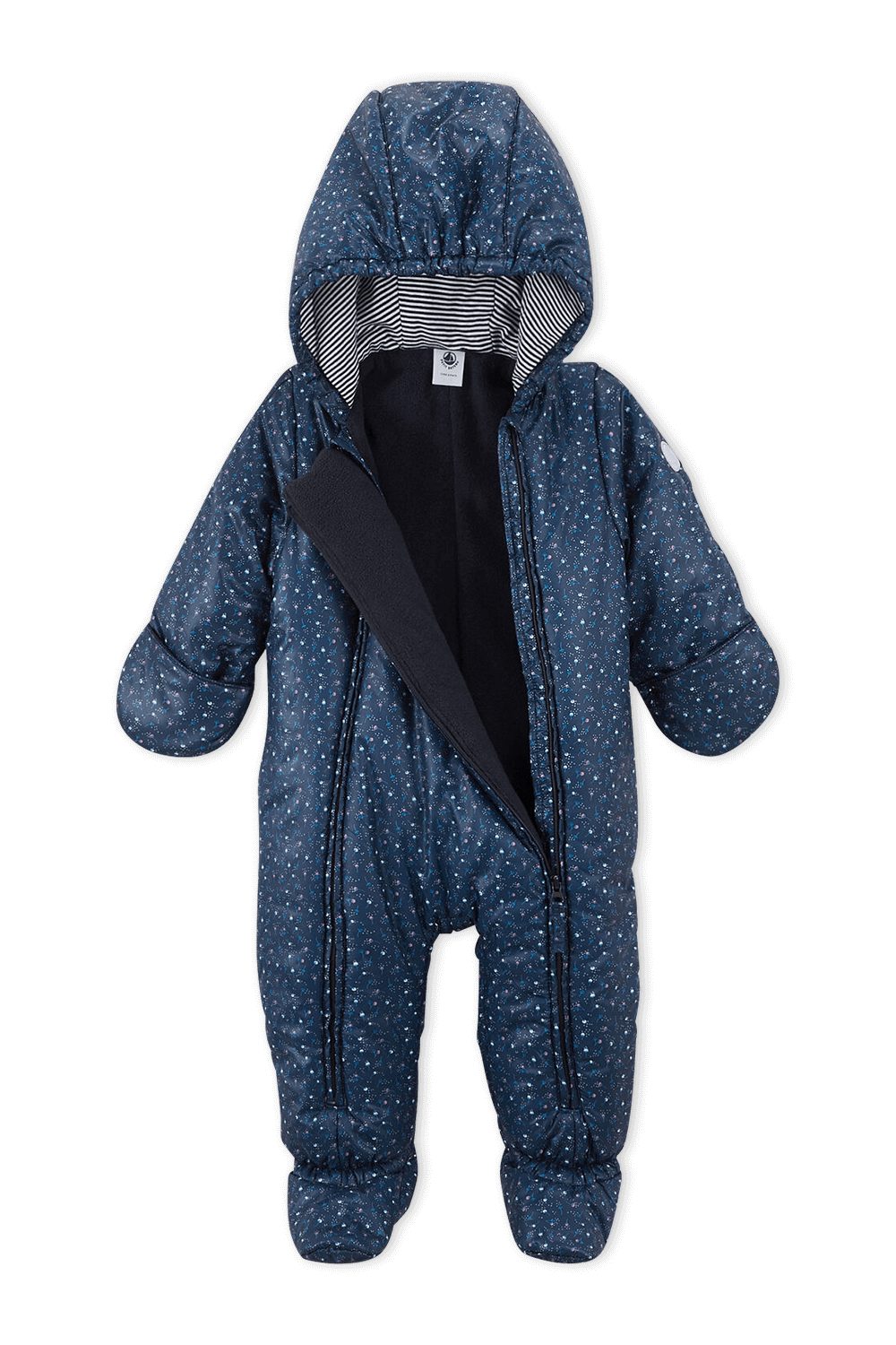 תמונת פנים של גילאי 18 חודישם מעיל אוברול בצבע כחול