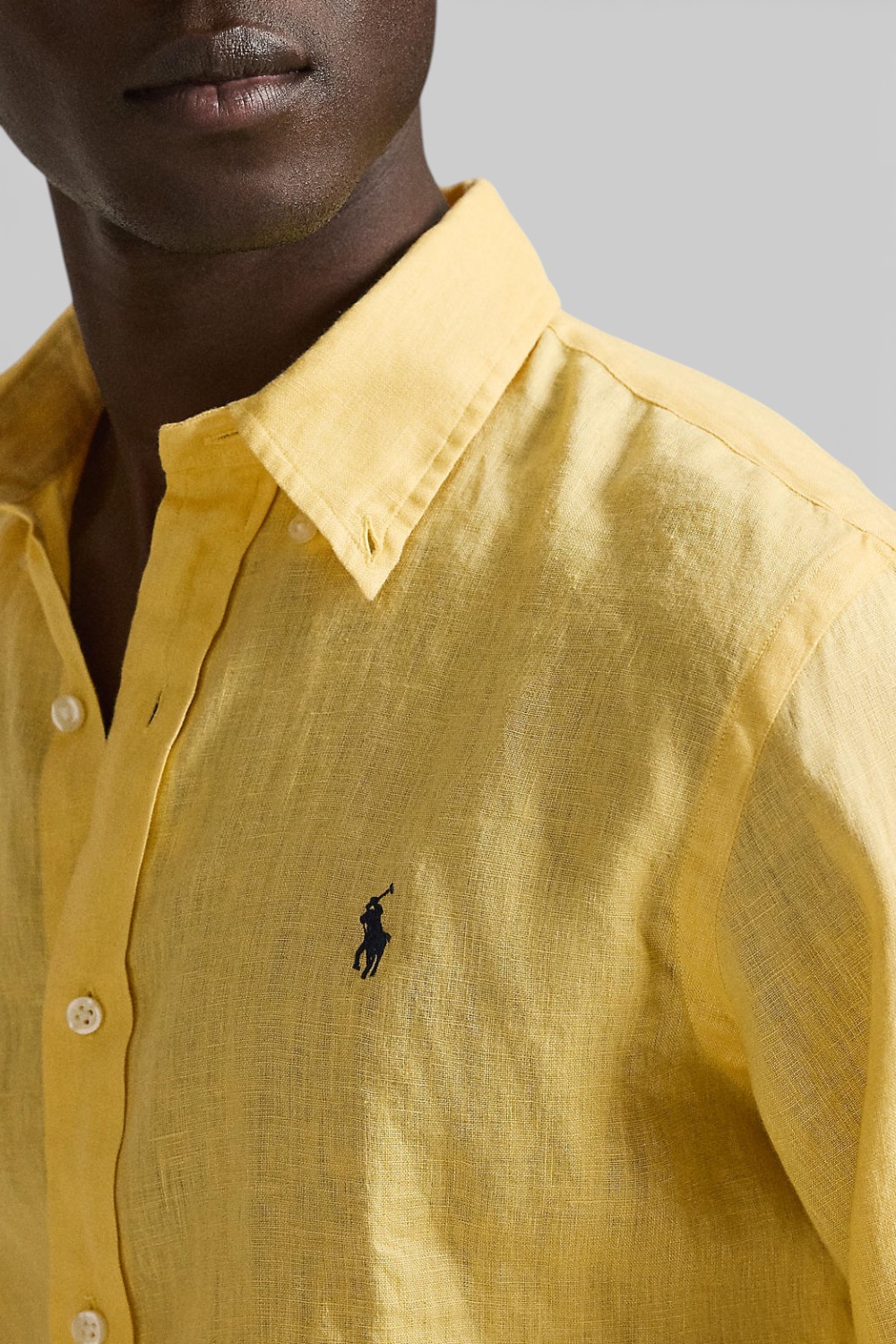 תמונת תקריב דוגמן של חולצה מכופתרת