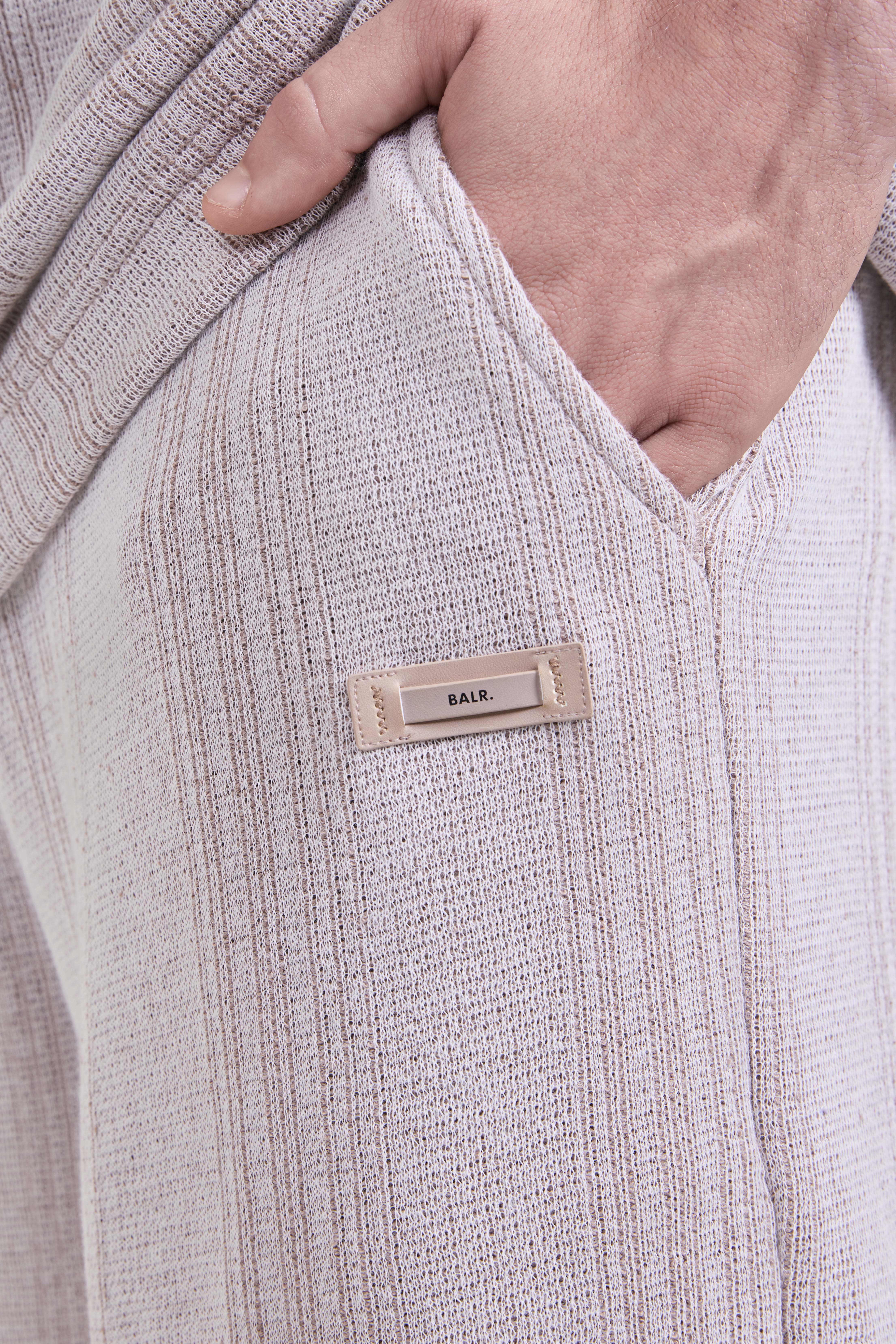 תמונת תקריב דוגמן של מכנסי ג'וגר קצרים