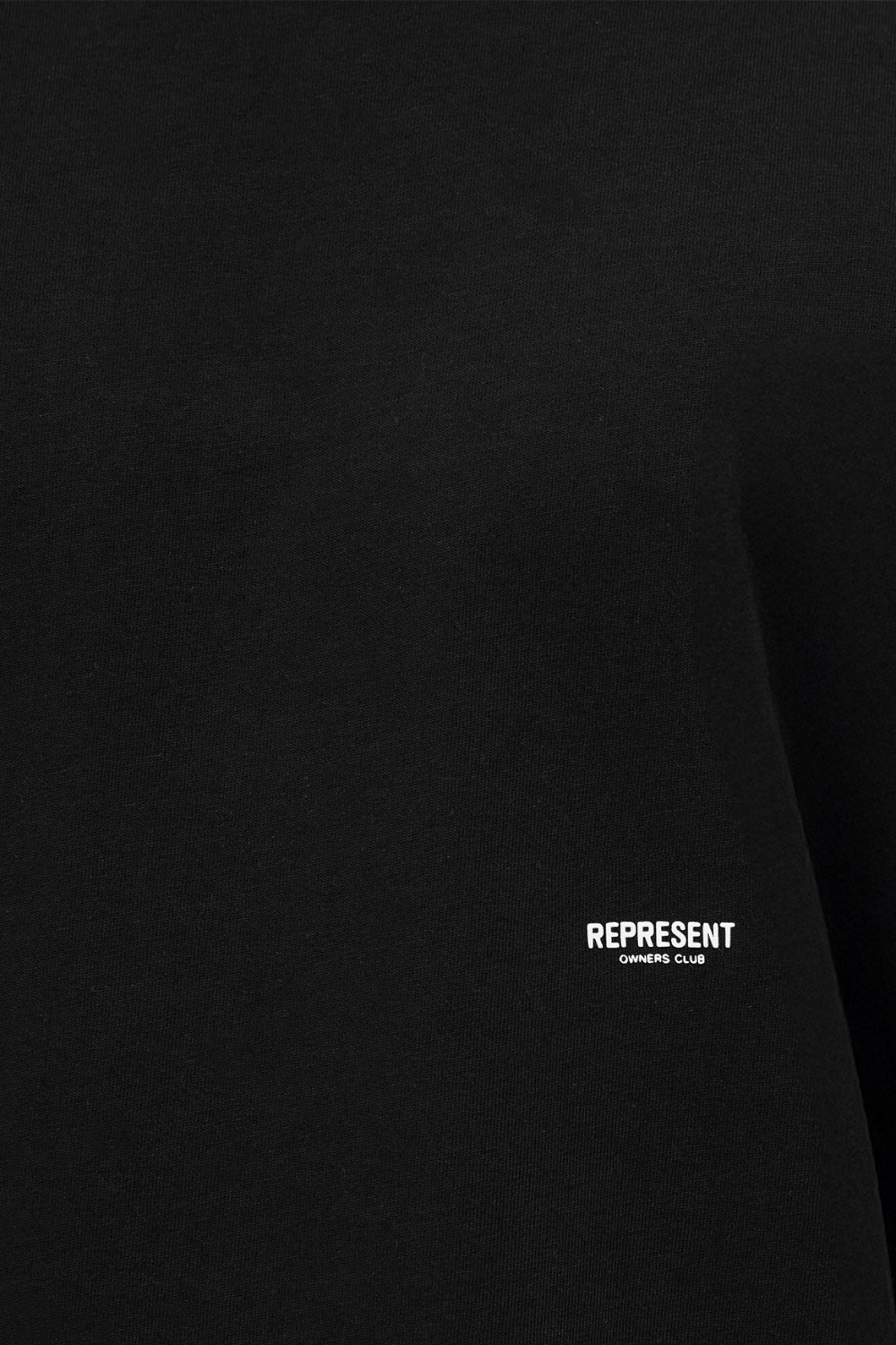 תמונת תקריב דוגמן של חולצת טי אוברסייז