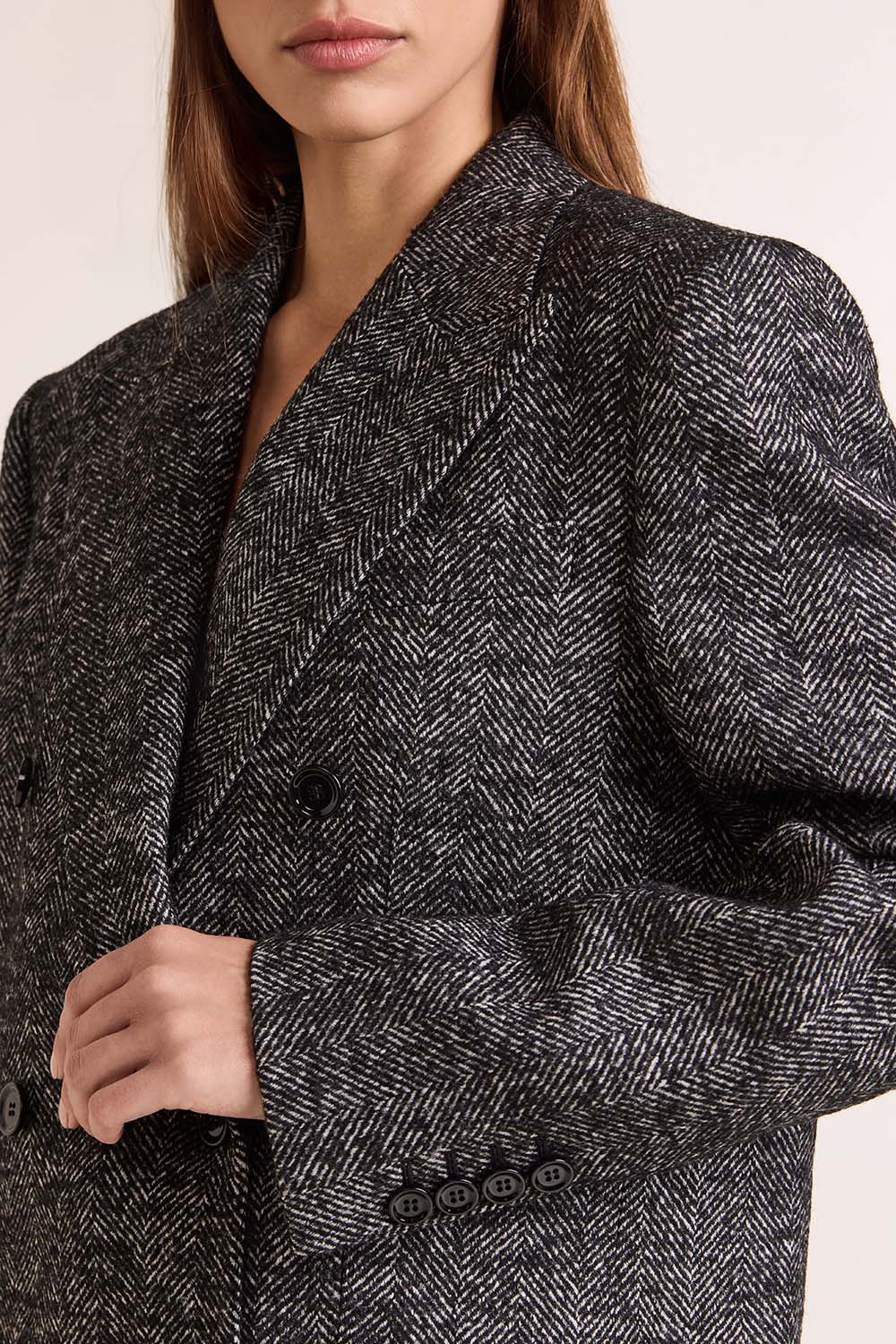 תמונת תקריב דוגמן של ז'קט מחויט