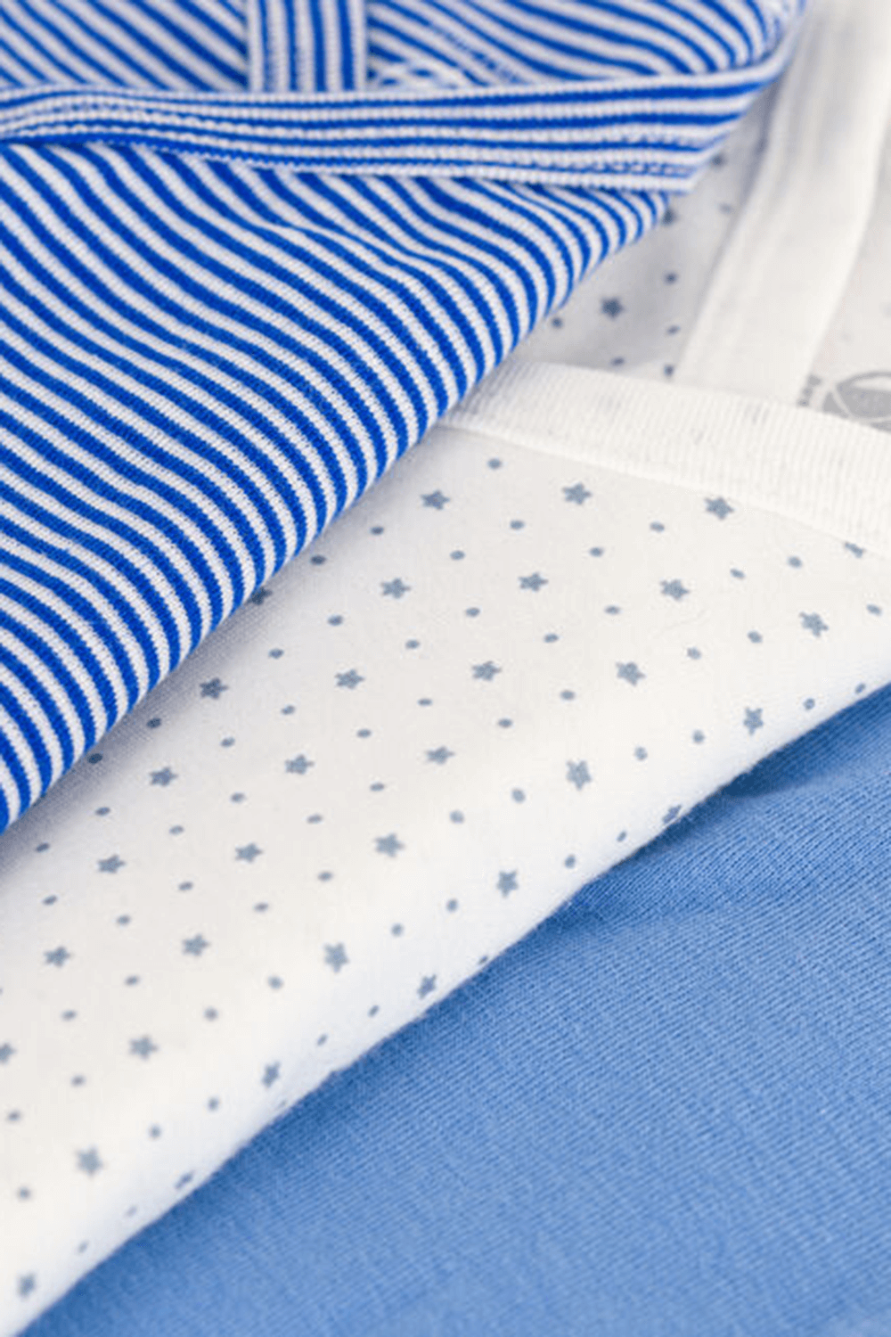 תמונת תקריב של מארז שלושה בגדי גוף מעטפה - גילאי NB-12 חודשים