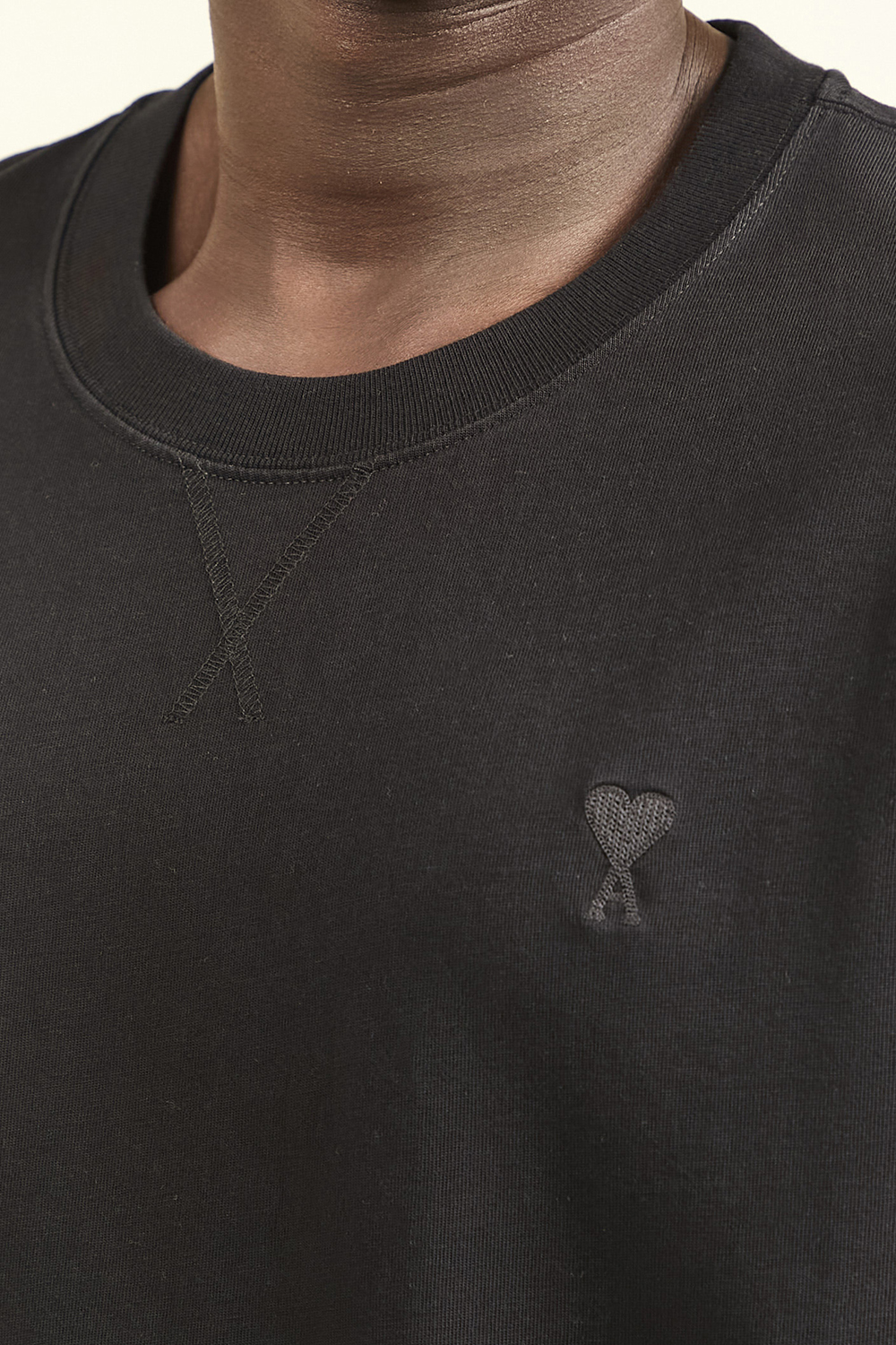 תמונת תקריב דוגמן של חולצת טי