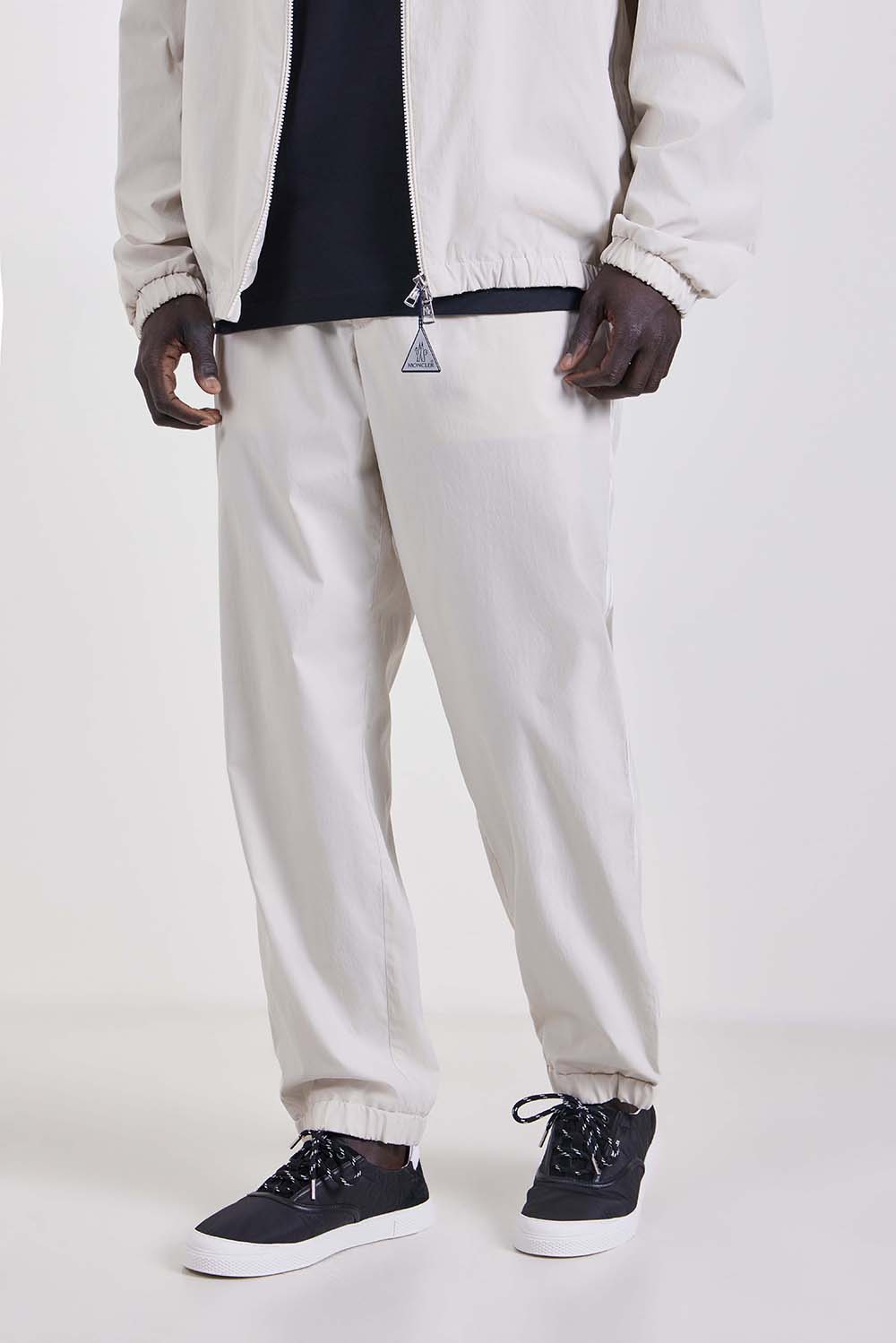 תמונת דוגמן קידמית של מכנסיים ארוכים