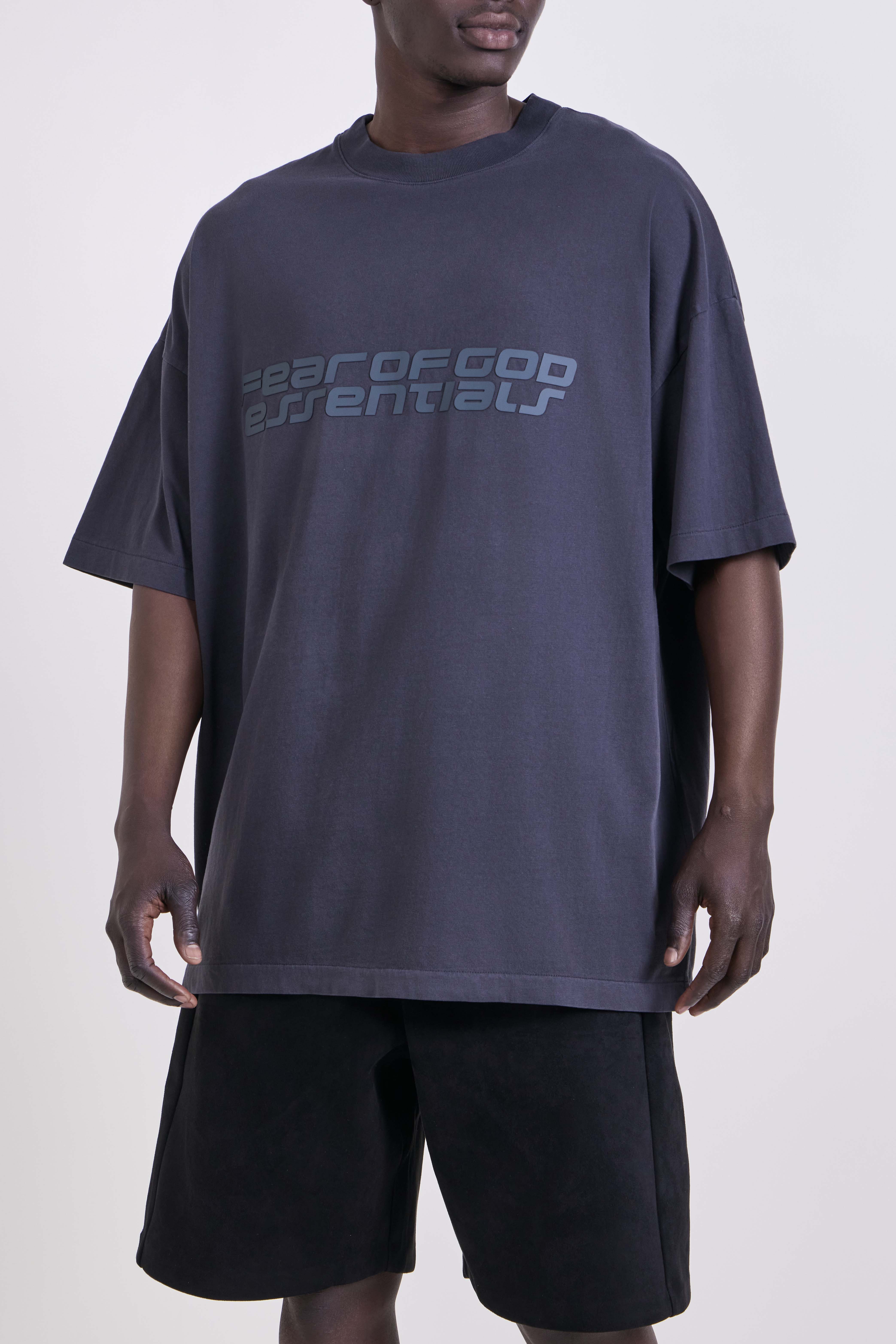 תמונת דוגמן קידמית של חולצת טי אוברסייז