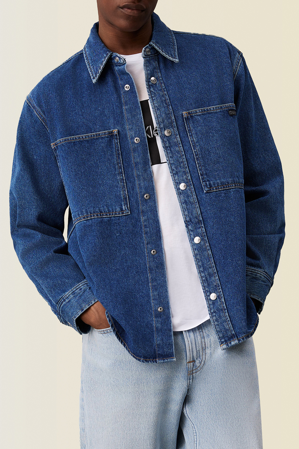 תמונת דוגמן קידמית של חולצת ג'ינס מכופתרת