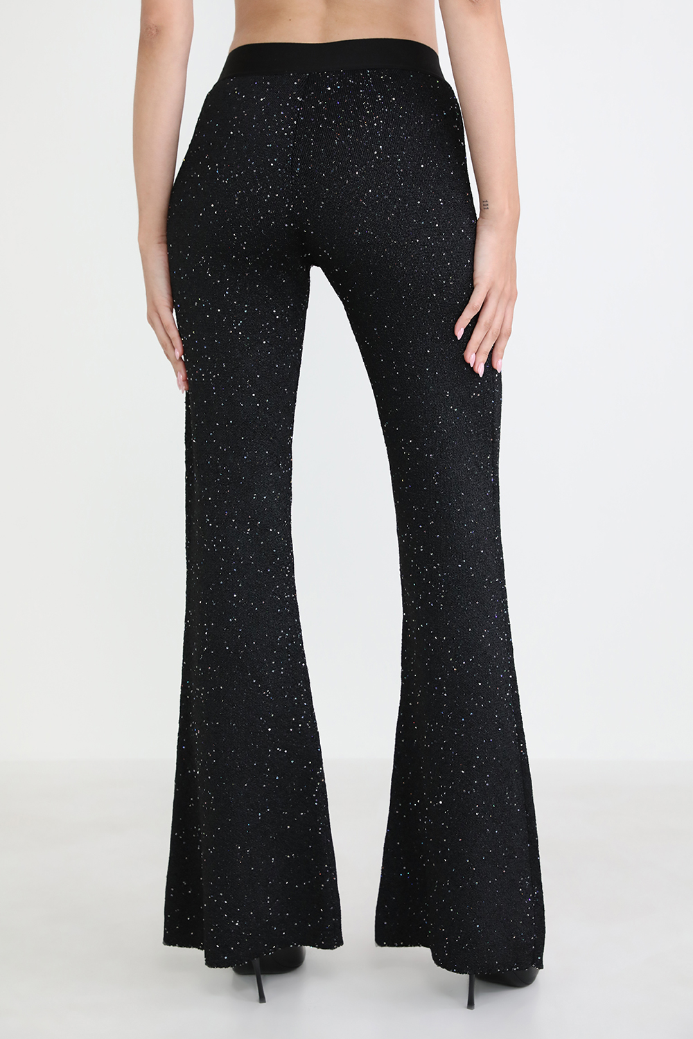 תמונת דוגמן אחורית של מכנסיים ארוכים מתרחבים עם פייטים