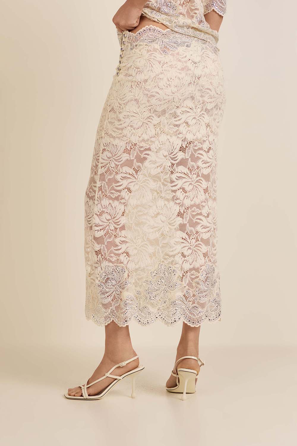 תמונת דוגמן אחורית של חצאית תחרה עם ניטים