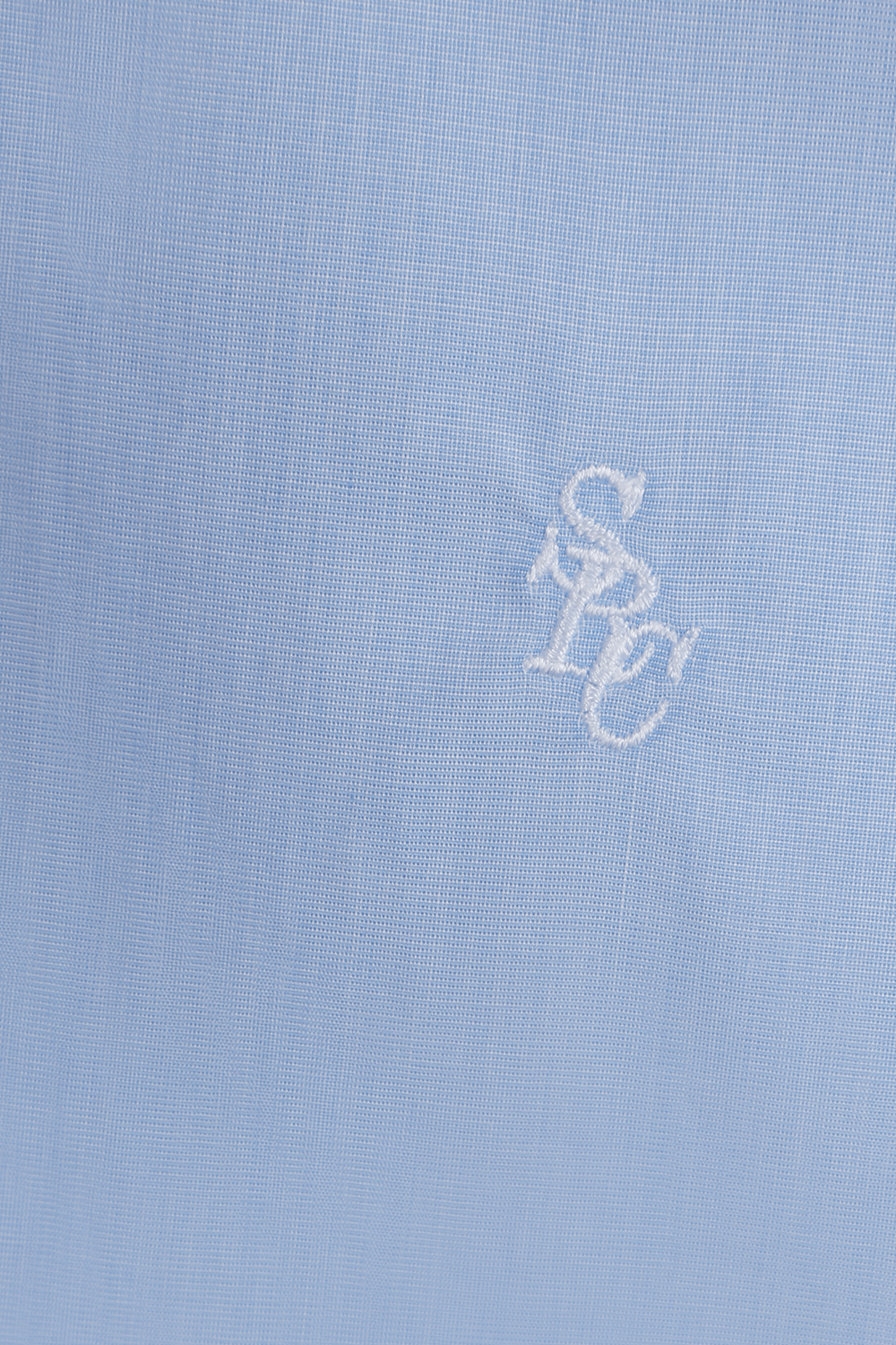 תמונה אחורית של חולצה מכופתרת בגוון תכלת