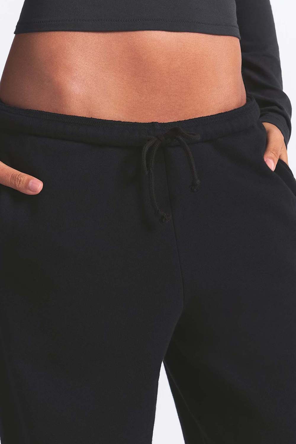 תמונת תקריב דוגמן של CLASSIC JOGGER