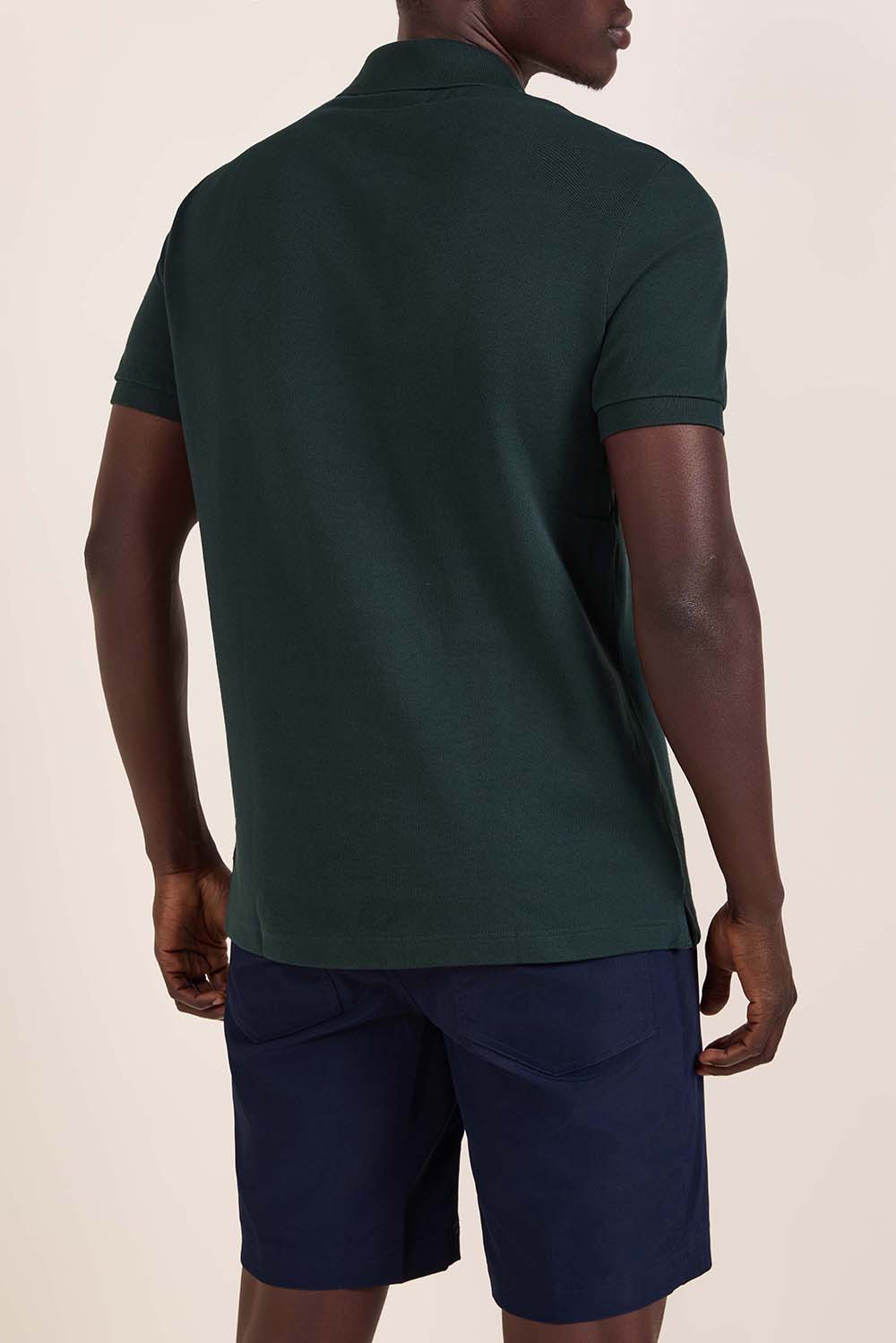 תמונת דוגמן אחורית של חולצת פולו