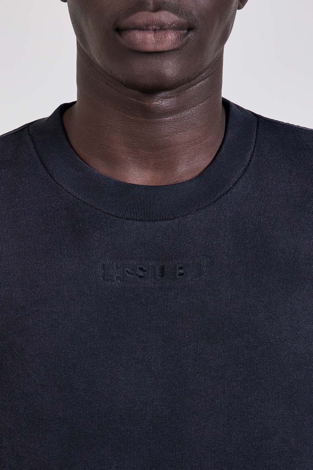 תמונת תקריב דוגמן של חולצת טי אוברסייז