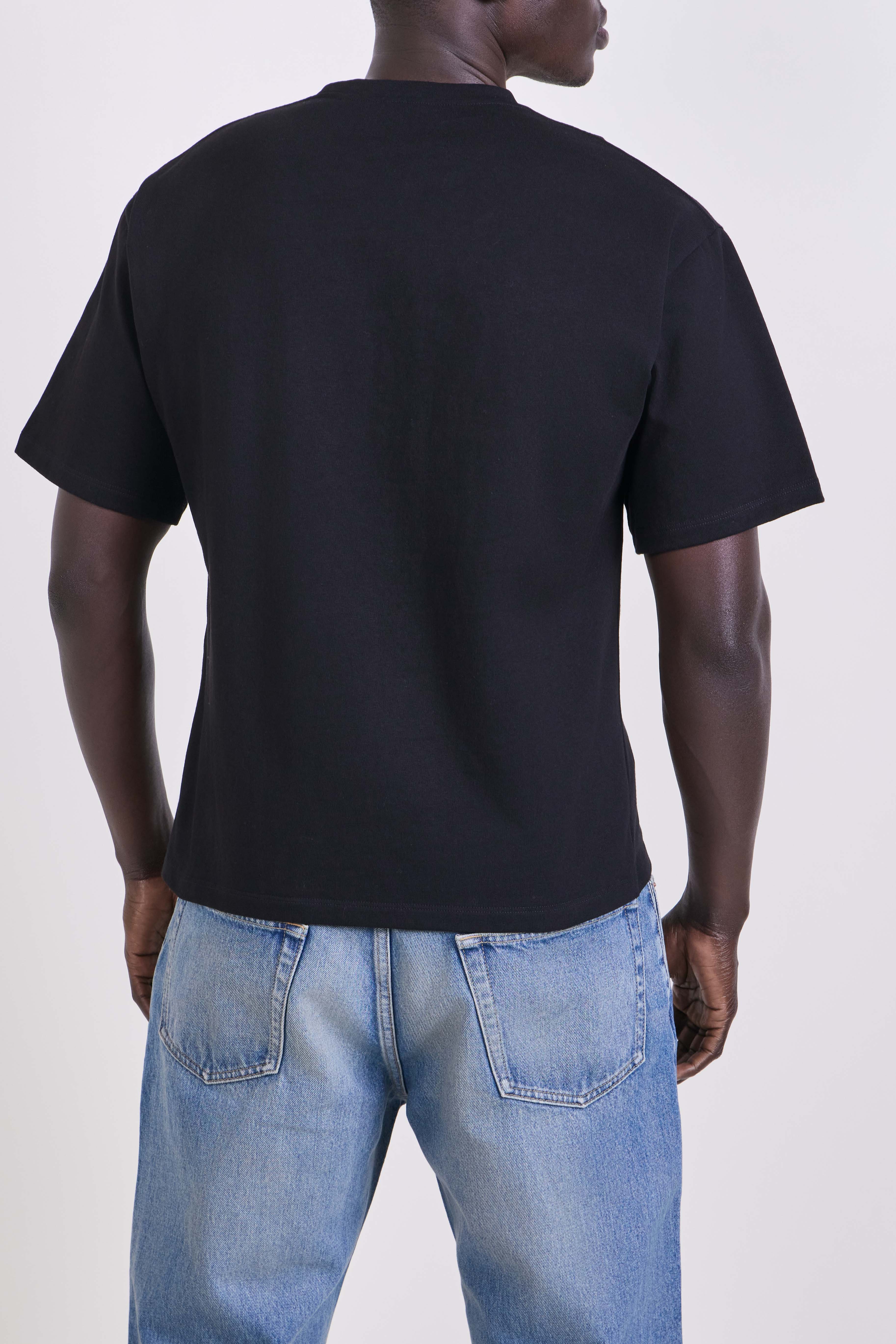 תמונת דוגמן אחורית של חולצת טי אוברסייז