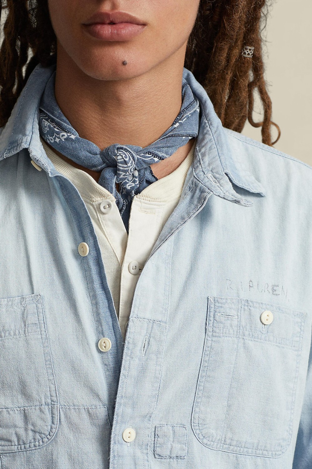 תמונת תקריב דוגמן של חולצת כפתורים ג'ינס